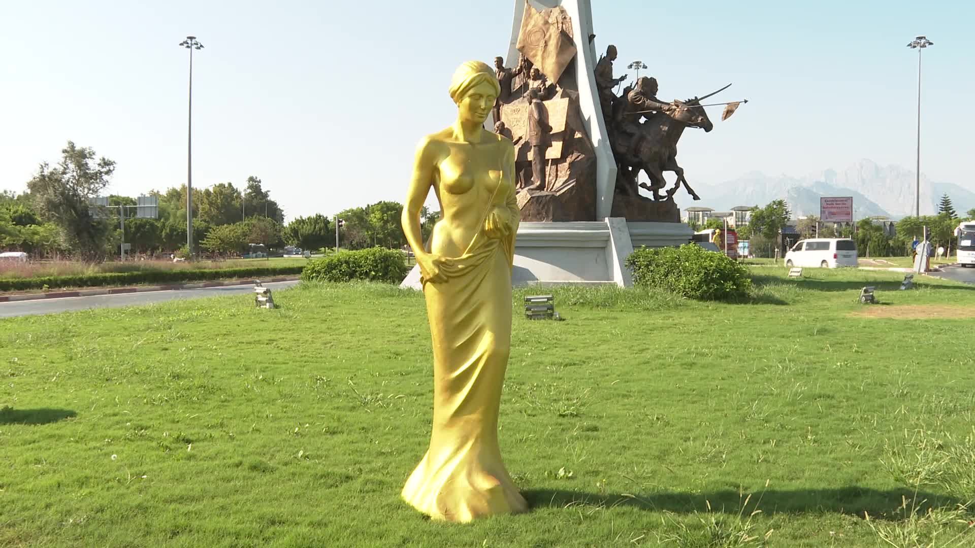 ALTIN PORTAKAL'IN 57. YILINA ÖZEL HAZIRLANAN 57 VENÜS HEYKELİ, KENTİ SÜSLÜYOR