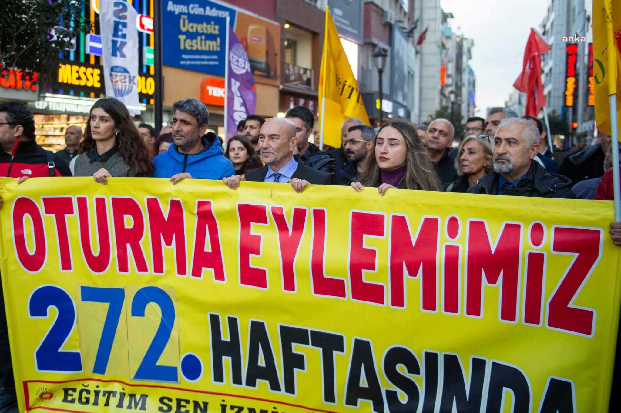 İZMİR BÜYÜKŞEHİR BELEDİYE BAŞKANI TUNÇ SOYER, KESK'İN KHK EYLEMİNE KATILDI... SOYER: ASLA YALNIZ DEĞİLSİNİZ