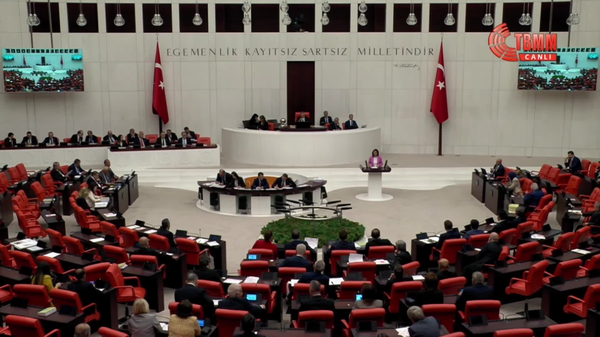 NURHAYAT ALTACA KAYIŞOĞLU: "GERİCİ BİR AVUÇ ZİHNİYETLE SANATA, SANATÇIYA RESMEN SAVAŞ AÇTILAR, BUNU YILLARDIR HER YERDE GÖSTERİYORLAR"
