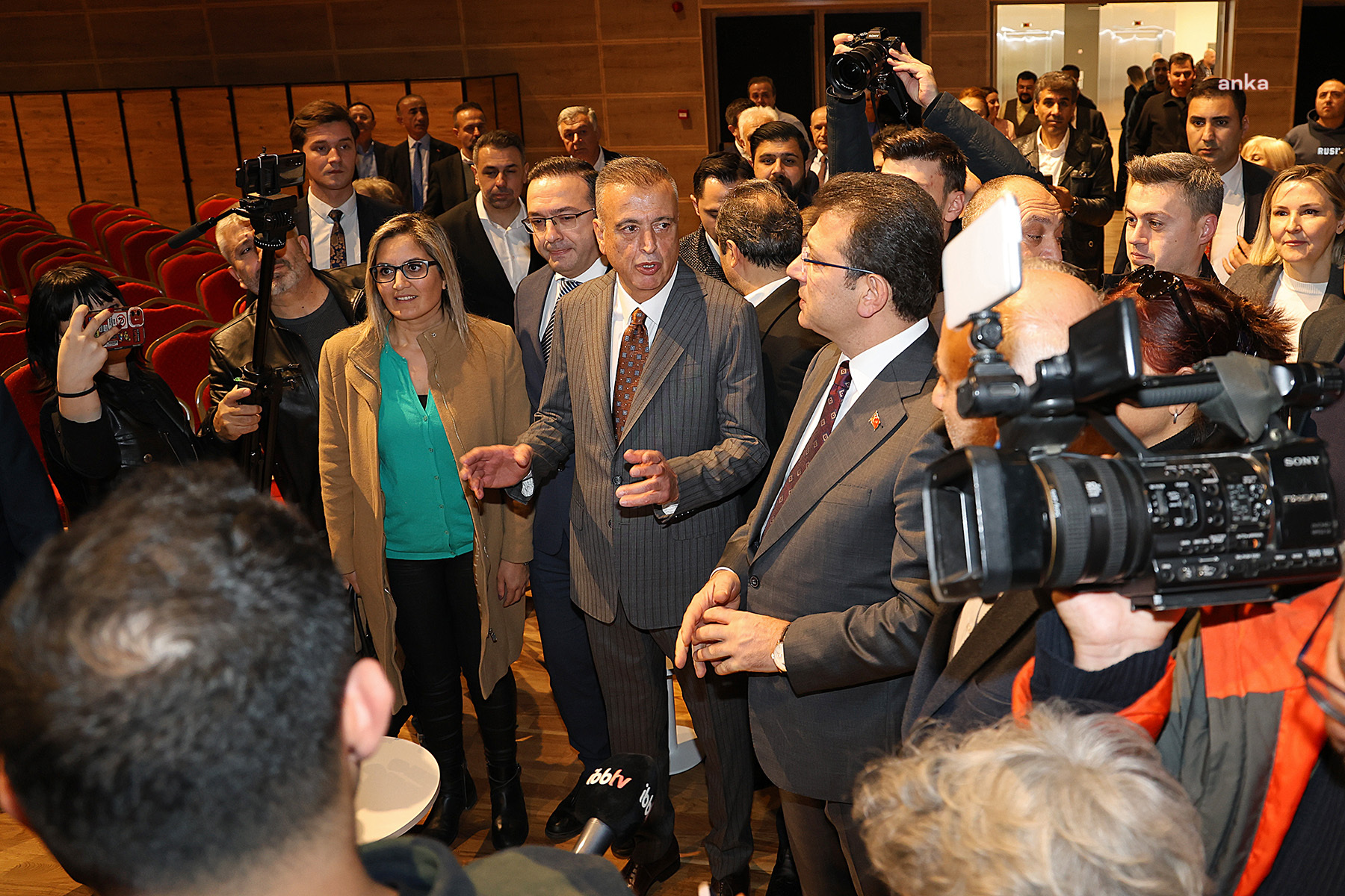 İBB BAŞKANI İMAMOĞLU, ATAŞEHİR BELEDİYESİ İNAL AYDINOĞLU KÜLTÜR MERKEZİ’Nİ ZİYARET ETTİ