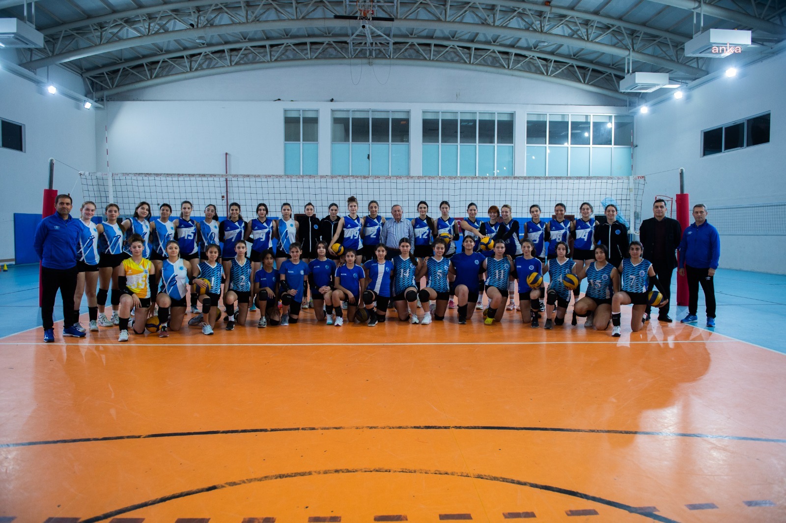 SEYHANLI KADIN VOLEYBOLCULARA BAŞKAN AKAY’DAN ZİYARET