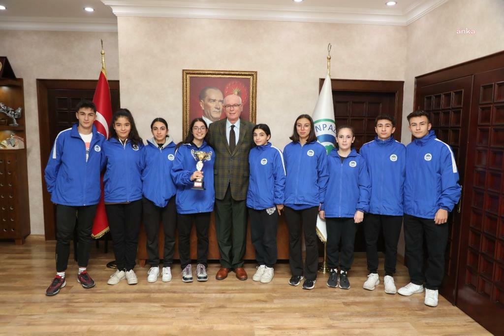 ODUNPAZARI’NIN ŞAMPİYON ATLETLERİ, BAŞKAN KAZIM KURT’U ZİYARET ETTİ