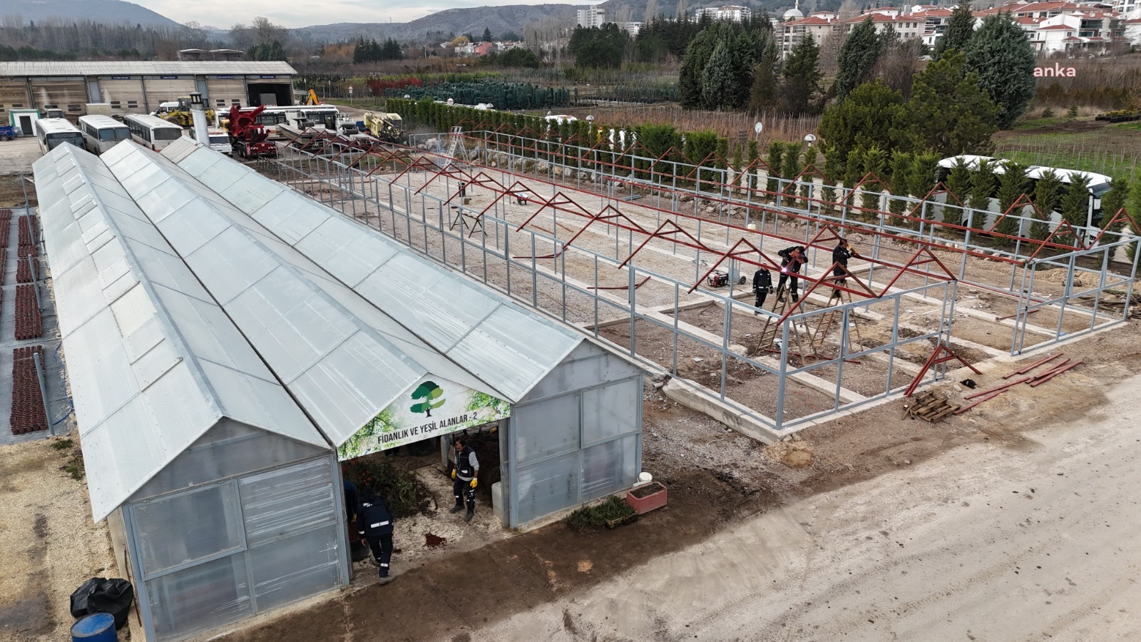 ESKİŞEHİR'DE ATIK MALZEMELERİN DÖNÜŞTÜRÜLMESİYLE YAPILAN SERALARDA RENGARENK ÇİÇEKLER YETİŞECEK