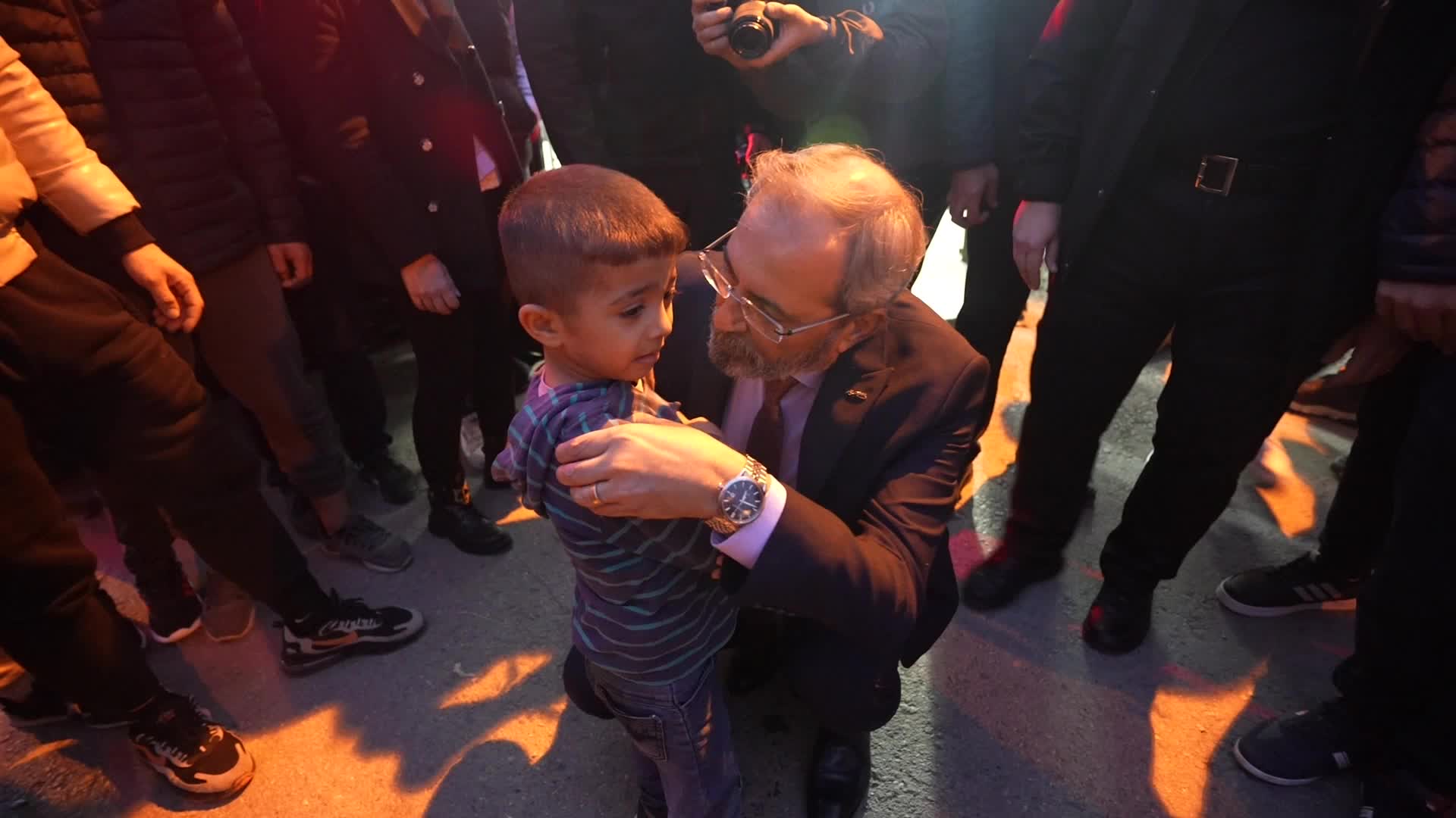TARSUS BELEDİYE BAŞKANI DR. HALUK BOZDOĞAN, TALİHSİZ KAZA GEÇİREN ÇOCUĞA İLK MÜDAHALEYİ YAPTI