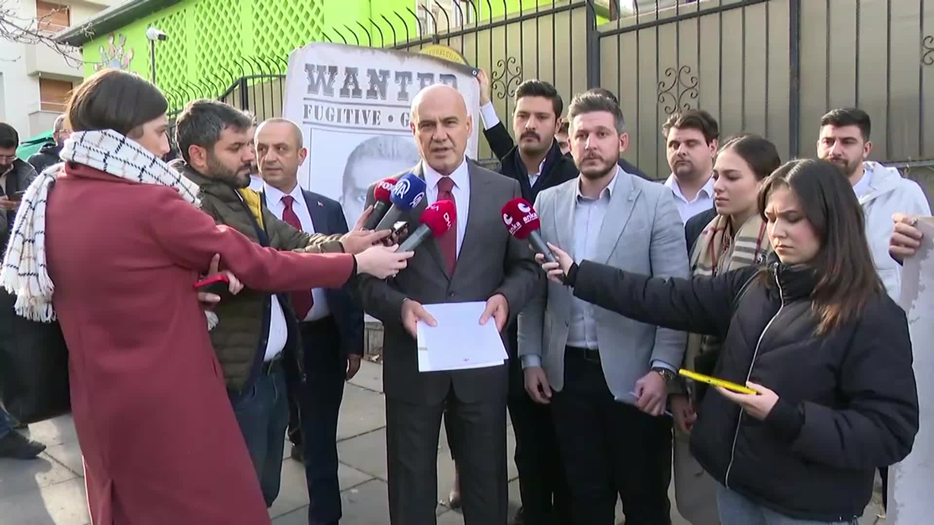 İYİ PARTİLİ TURHAN ÇÖMEZ, SOMALİ BÜYÜKELÇİLİĞİ ÖNÜNDE: “GEREĞİNİ YAP. BU ÜLKEDE SİLAH TİCARETİ YAPTIĞI VE SİYASİ SIĞINMA HAKKI OLDUĞU İDDİA EDİLEN BU ŞAHSIN İADESİNİ SAĞLA”