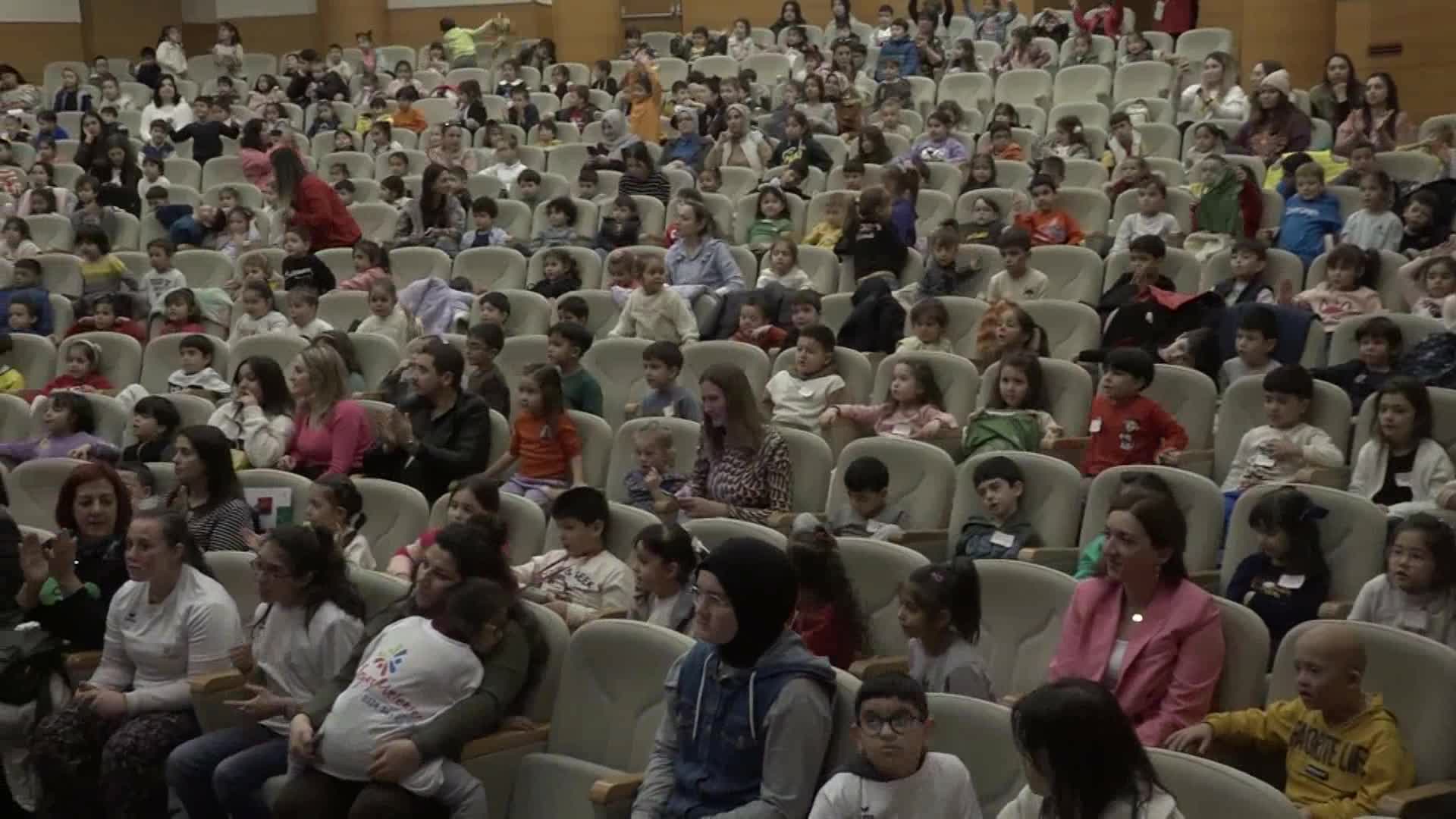 YENİŞEHİRLİ ÇOCUKLAR TİYATRO OYUNUYLA HEM EĞLENDİ HEM DE ATIK YÖNETİMİ ÖĞRENDİ