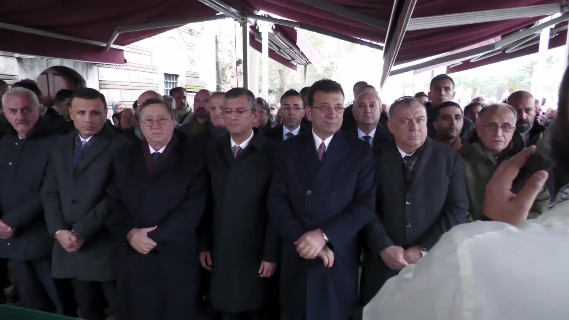 ÖZGÜR ÖZEL, İYİ PARTİLİ TÜRKKAN’IN HALASININ İSTANBUL’DAKİ CENAZE TÖRENİNE KATILDI