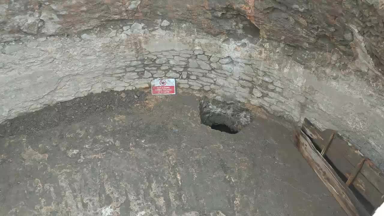 TARİHİ İSKİLİP KALESİ'NDE TÜRK BAYRAĞI DİKMEK İÇİN YAPILAN ÇALIŞMADA SARNIÇ VE DEHLİZ BULUNDU