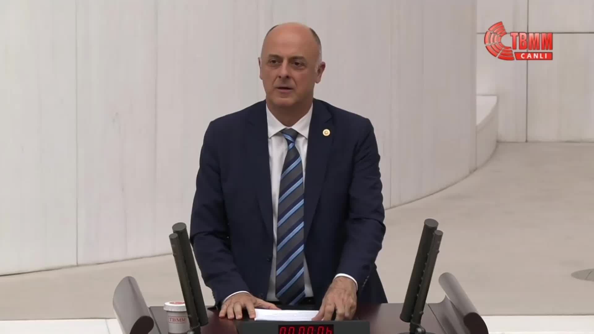 TBMM'DE BÜTÇE GÖRÜŞMELERİ... ÜMİT ÖZLALE: "VARLIK FONU, TÜRKİYE'DEKİ KAMU KAYNAKLARINI DİREKT OLARAK TEMİNAT GÖSTERİP ORADAN BİR KİŞİNİN BORÇLANMASININ ÖNÜNÜ AÇAN BİR FON OLARAK KARŞIMIZA ÇIKIYOR"