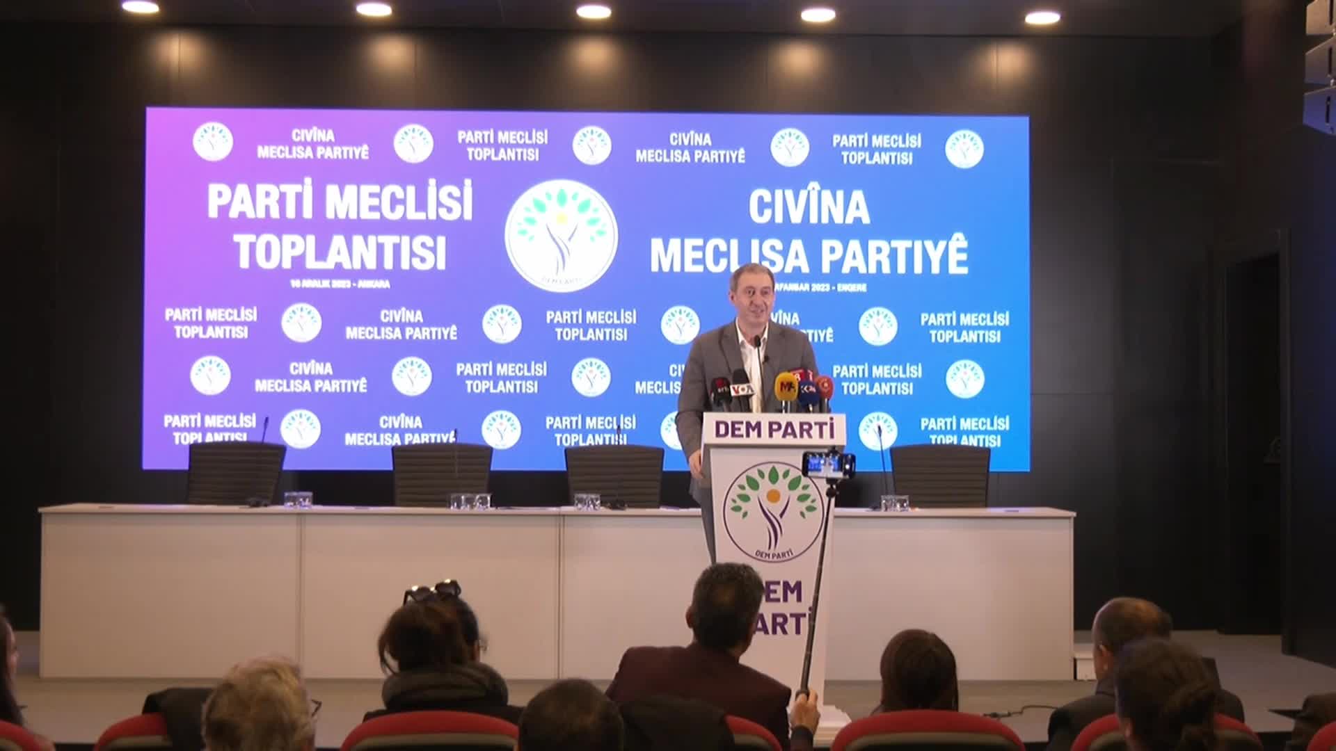 TUNCER BAKIRHAN: “KİMSENİN İLK YARDIM ÇANTASI DEĞİLİZ, SANDIKTA BAŞI GÖZÜ YARILANA, HER DAİM PANSUMAN İÇİN YETİŞECEK YEDEK GÜÇ OLMADIĞIMIZI BELİRTMEK İSTİYORUZ”
