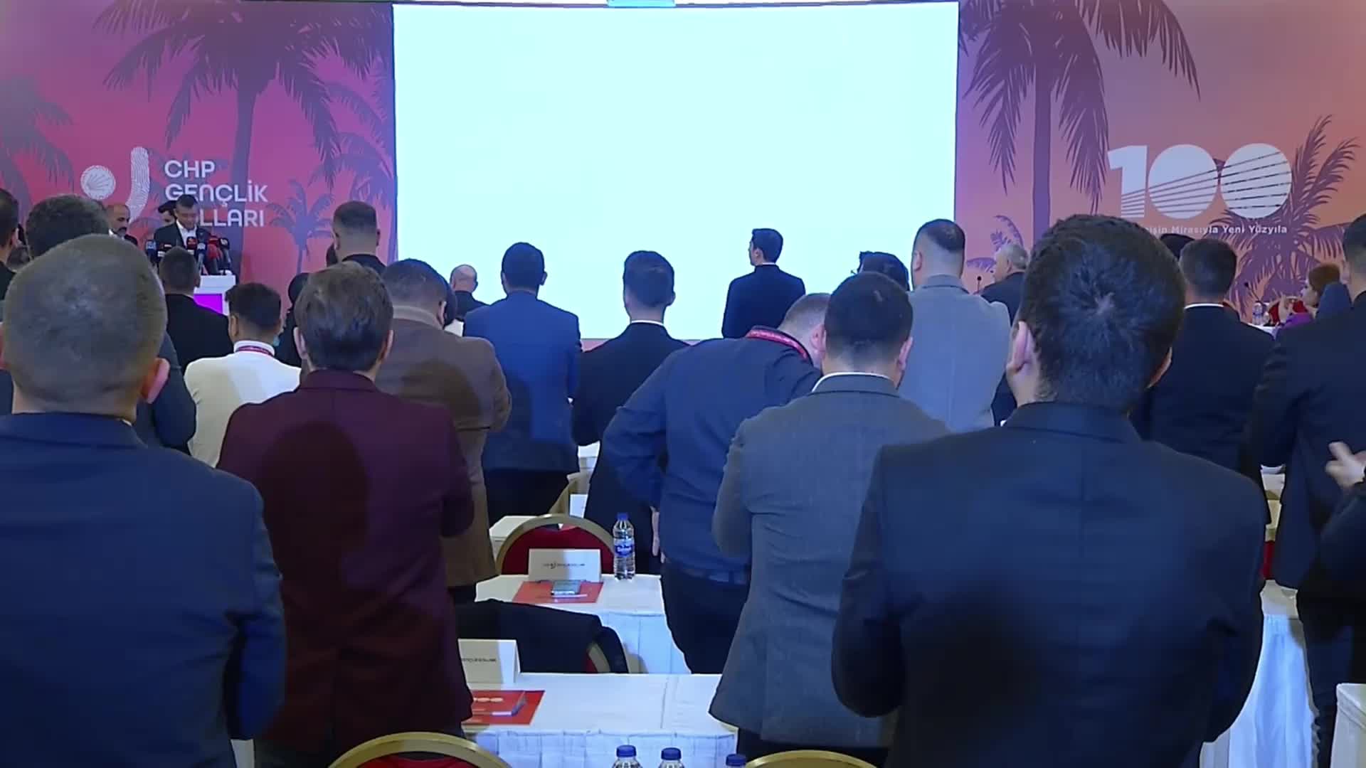 ÖZGÜR ÖZEL, CHP GENÇLİK KOLLARI’NA SESLENDİ: “BÜTÜN GENÇLERE DEMOKRASİNİN YENİDEN KURULUŞUNUN MÜMKÜN OLDUĞUNU, BÜTÜN ÖZGÜRLÜKLERİN YAŞANABİLECEĞİNİ, GERÇEK BİR DEMOKRATİK CUMHURİYETE KAVUŞACAĞIMIZI, ANLATMANIZ GEREKİYOR”