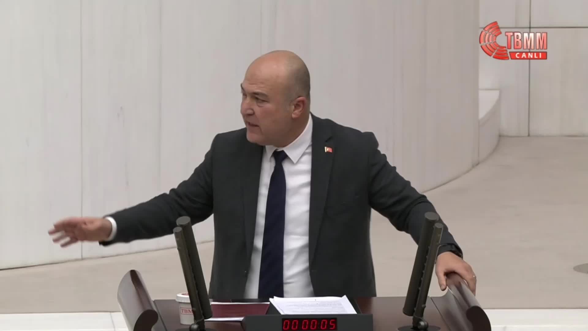 MURAT BAKAN’DAN, TBMM’DE BAKAN YERLİKAYA’YA: “BATAKLIKLA DEĞİL SİVRİSİNEKLERLE UĞRAŞIYORSUNUZ”