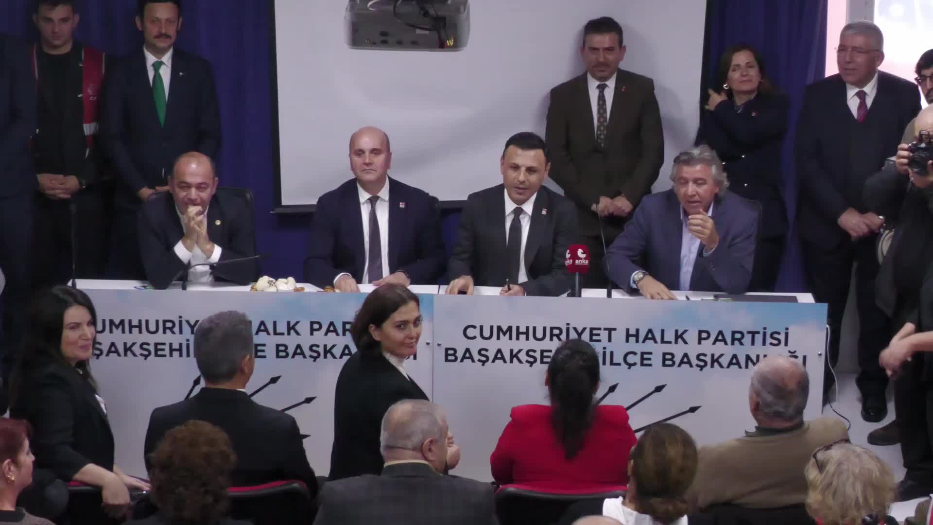 ÖZGÜR KARABAT: “BİZDEN AYLARCA ÖNCE ÇALIŞMAYA BAŞLAYAN AKP, İSTANBUL’DA NİYE ADAYINI AÇIKLAMIYOR? ÇÜNKÜ İMAMOĞLU’NUN KARŞISINDA BAŞARILI OLACAK BİR ADAYI BULAMIYORLAR”