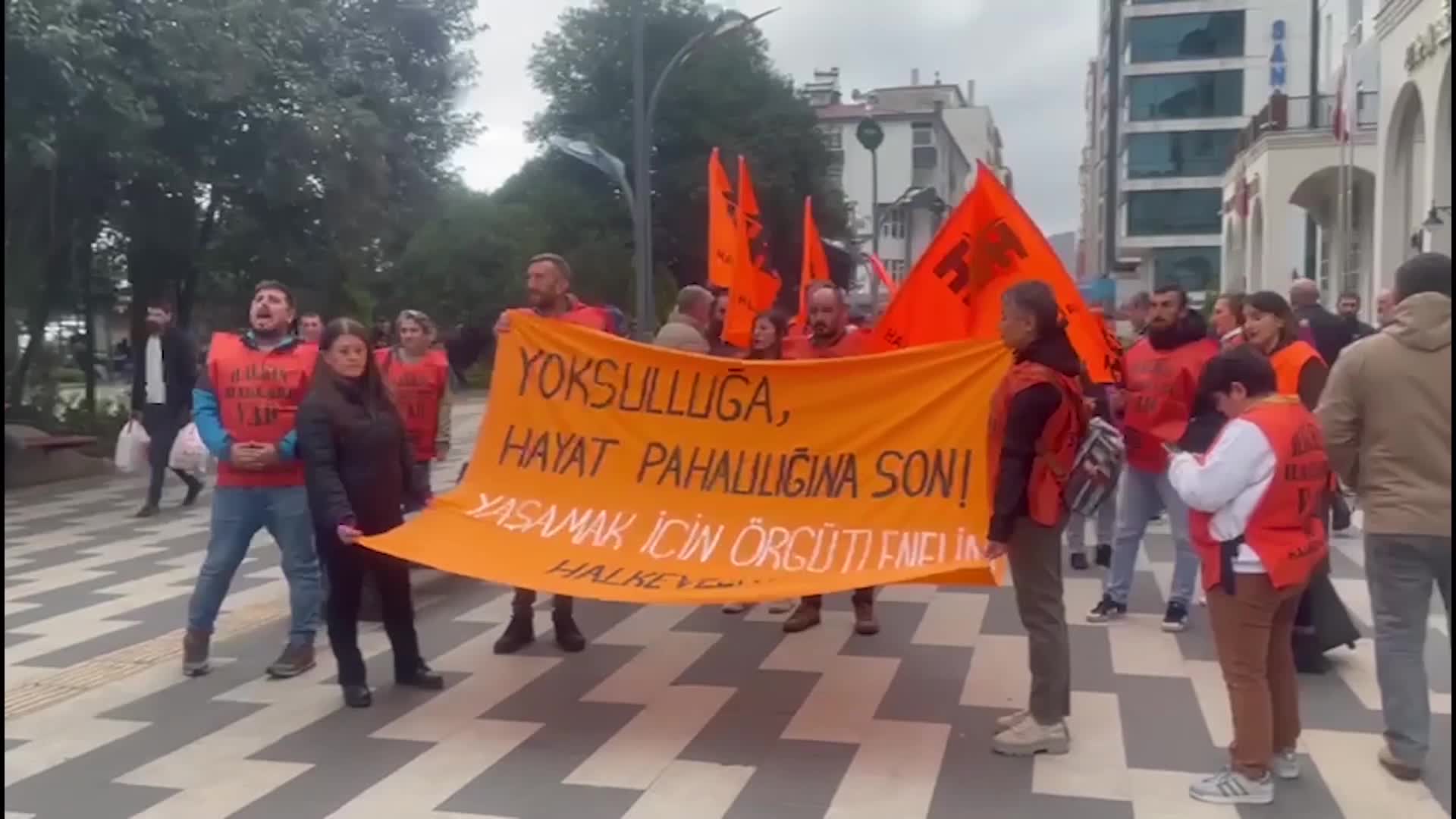 HOPA HALKEVLERİ, YOKSULLUK VE HAYAT PAHALILIĞINI PROTESTO ETTİ: "BUGÜN YOKSULLAŞIYORSAK BU ZAMLAR BELİMİZİ BÜKÜYORSA 'BEN EKONOMİSTİM' DİYEN TEK ADAM DİKTATÖRÜDÜR BUNUN SORUMLUSU"