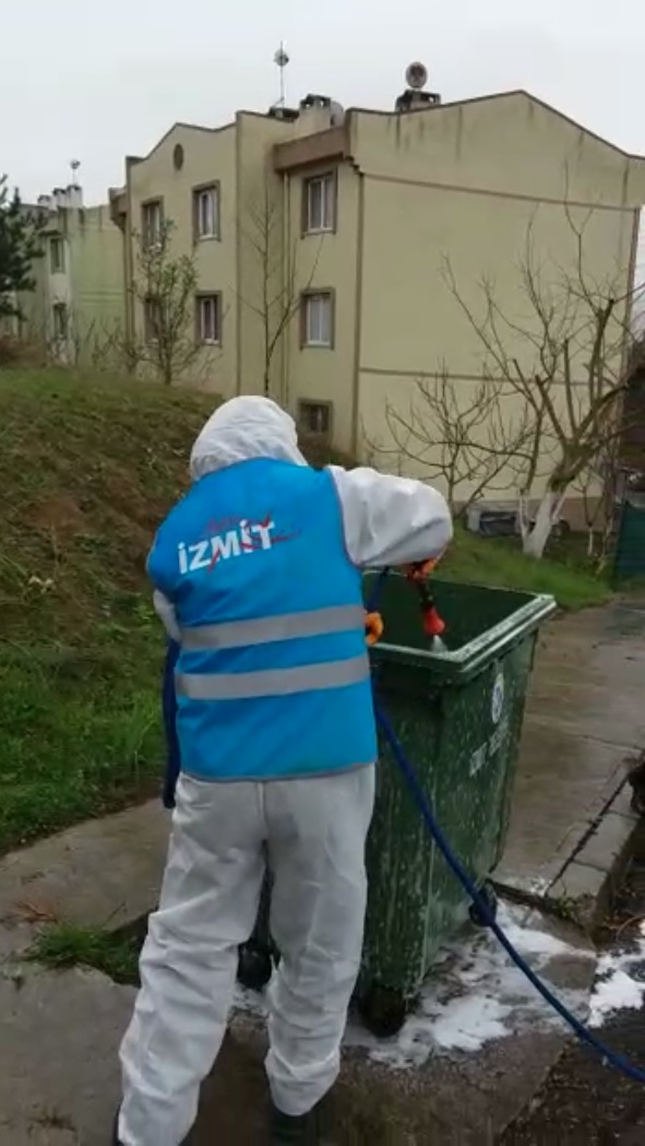 İZMİT'TE ÇÖP KONTEYNERLERİ DEZENFEKTE EDİLİYOR