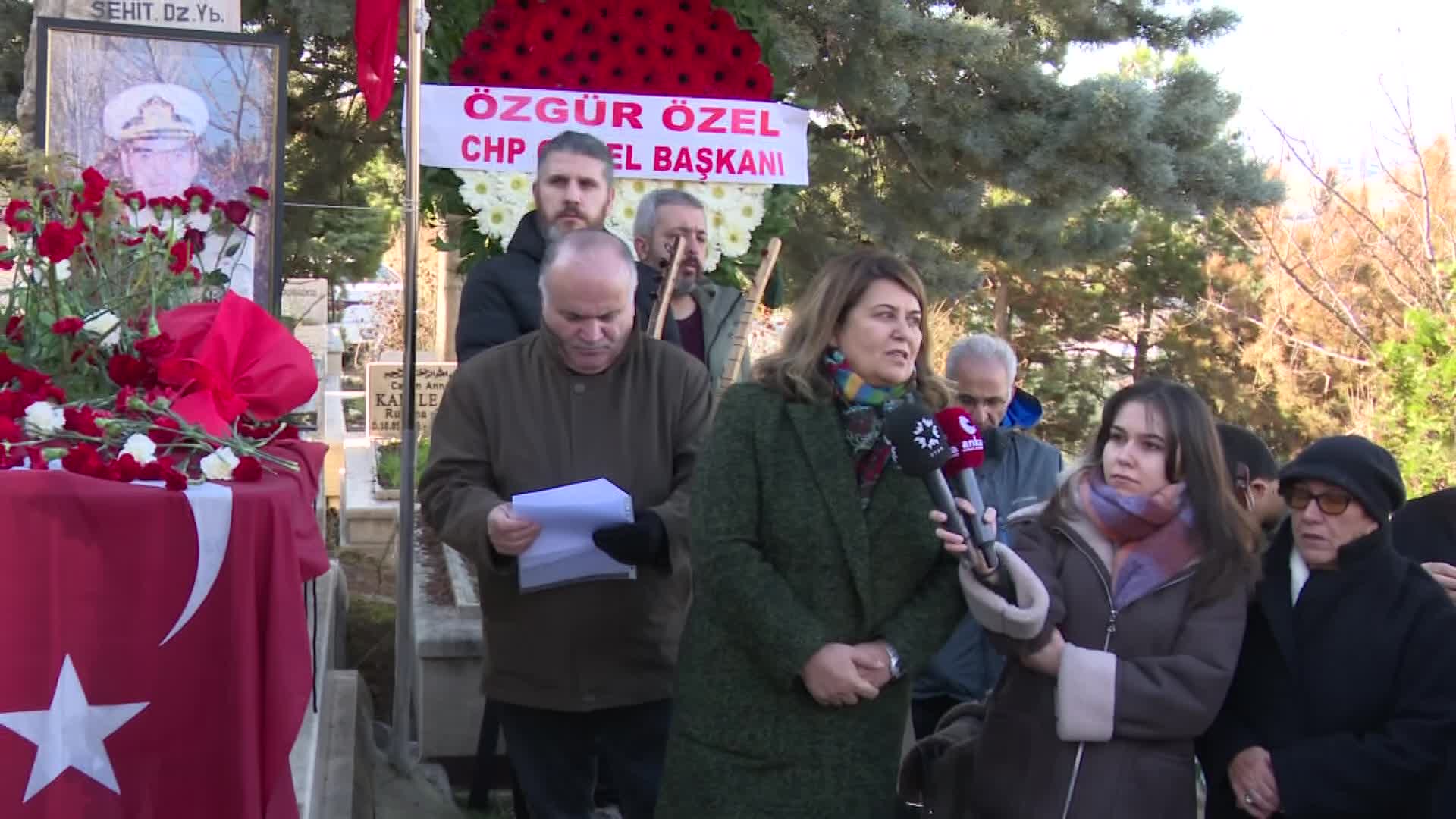 YARBAY ALİ TATAR VEFATININ 14. YIL DÖNÜMÜNDE MEZARI BAŞINDA ANILDI... NİLÜFER TATAR: “SÜREÇLERİN HIZLANMASINI, DAHA UZUN CEZALAR ALMALARINI SABIRLA BEKLİYORUM”