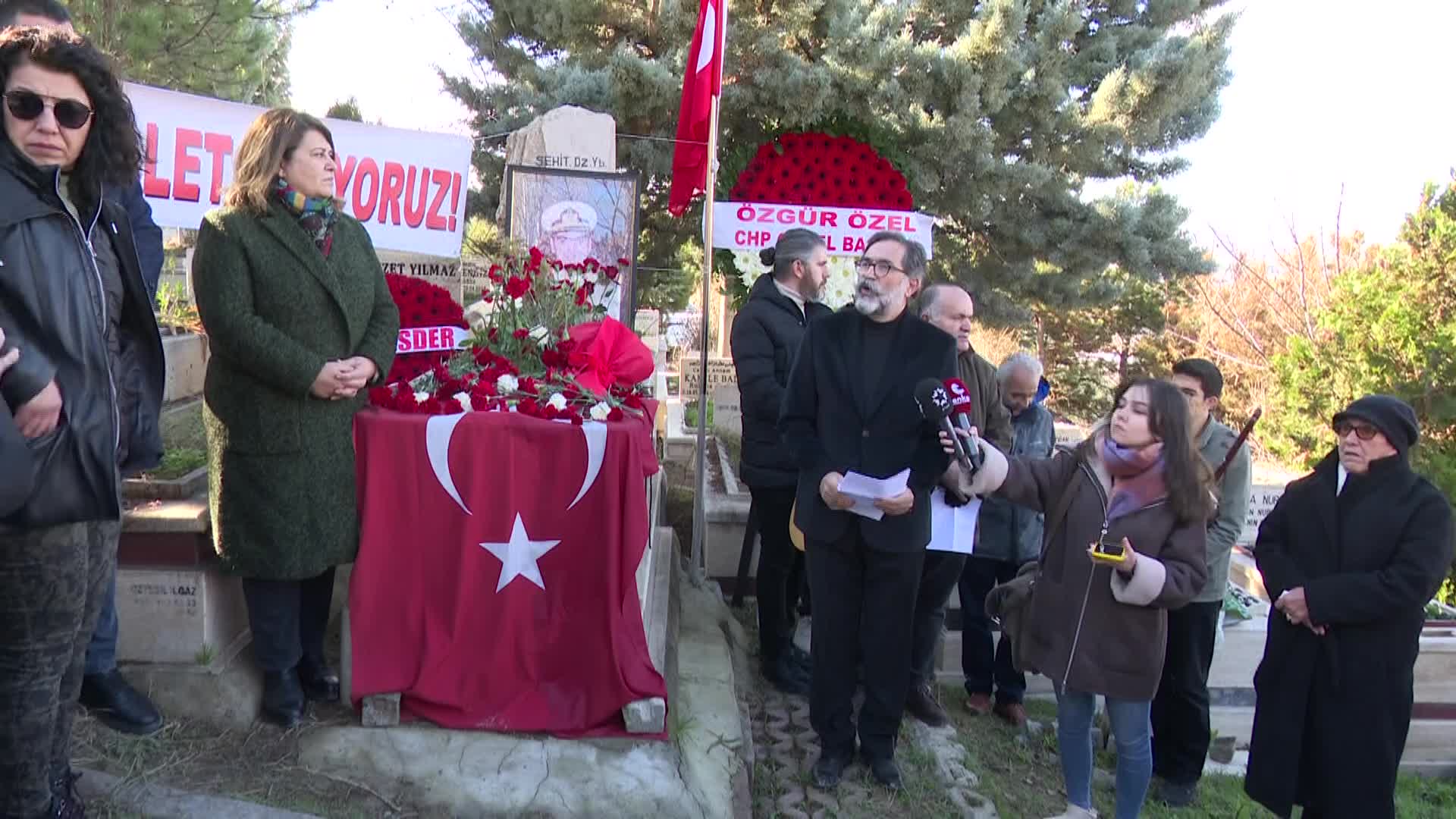 YARBAY ALİ TATAR VEFATININ 14. YIL DÖNÜMÜNDE MEZARI BAŞINDA ANILDI... AHMET TATAR: “ELBETTE Kİ BÖYLE OLAĞANÜSTÜ DURUMLAR, KAHRAMANLAR ÜRETİR. YARBAY ALİ TATAR GİBİ BİRİLERİ ÇIKAR VE GERÇEKLERİ CANIYLA HAYKIRIR VE OYUNU BOZAR”