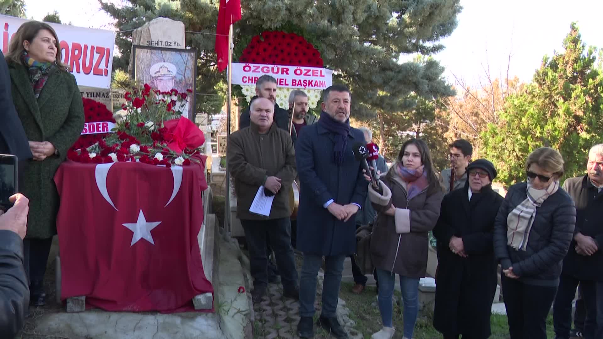 YARBAY ALİ TATAR VEFATININ 14. YIL DÖNÜMÜNDE MEZARI BAŞINDA ANILDI... VELİ AĞBABA: “ALİ TATAR, TARİHİMİZİN EN KARANLIK DÖNEMİNE BİR IŞIK YAKMAYA ÇALIŞTI. KENDİ CANIYLA YAKMAYA ÇALIŞTIĞI IŞIK, BÜTÜN TÜRKİYE’Yİ AYDINLATTI”