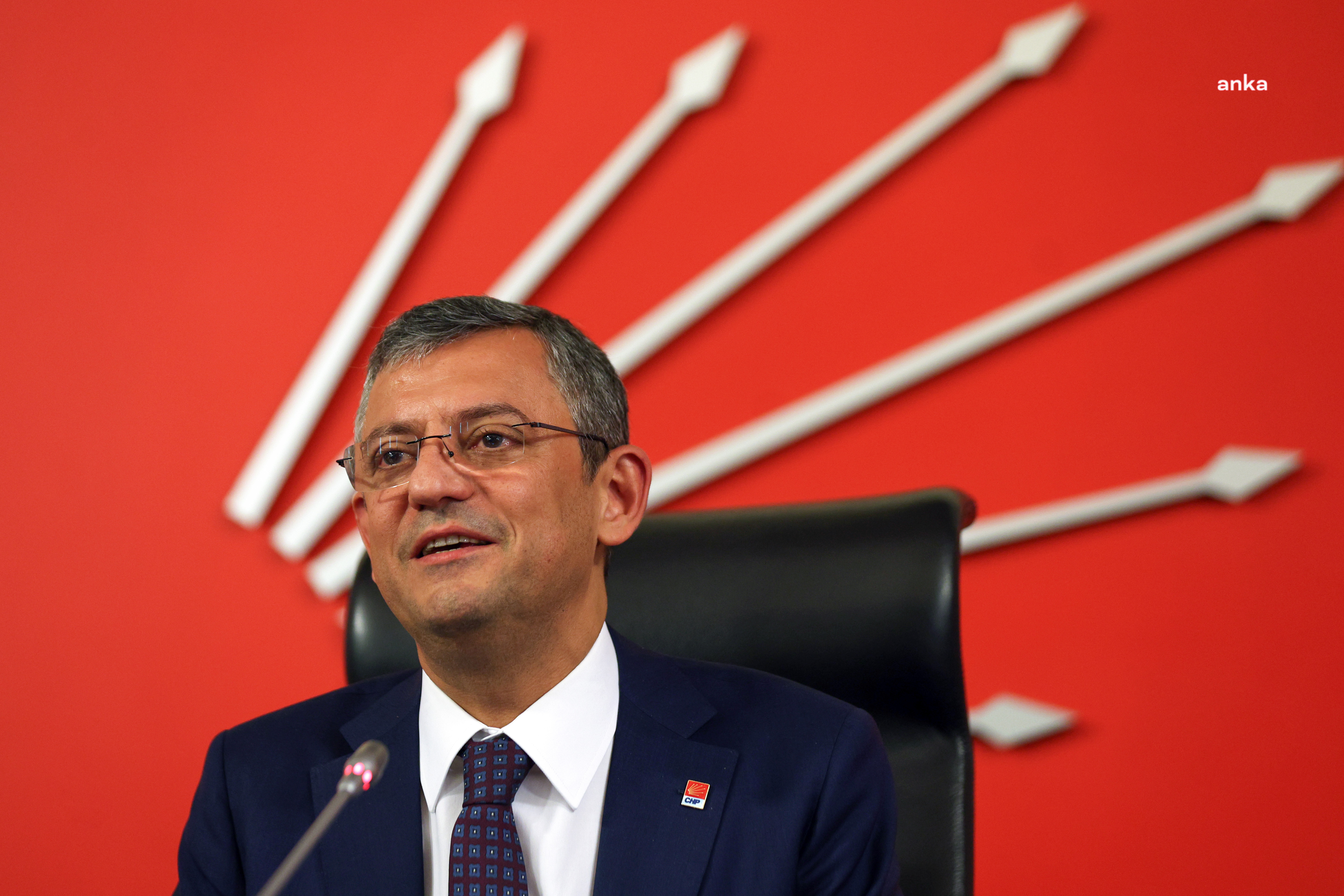 ÖZGÜR ÖZEL: "FIVB DÜNYA KULÜPLER ŞAMPİYONASI'NI ÇOK ÇEKİŞMELİ BİR FİNAL MAÇININ ARDINDAN KAZANAN ECZACIBAŞI DYNAVİT'İ VE ŞAMPİYONAYI İKİNCİ BİTİREN VAKIFBANK'I YÜREKTEN KUTLUYORUM"