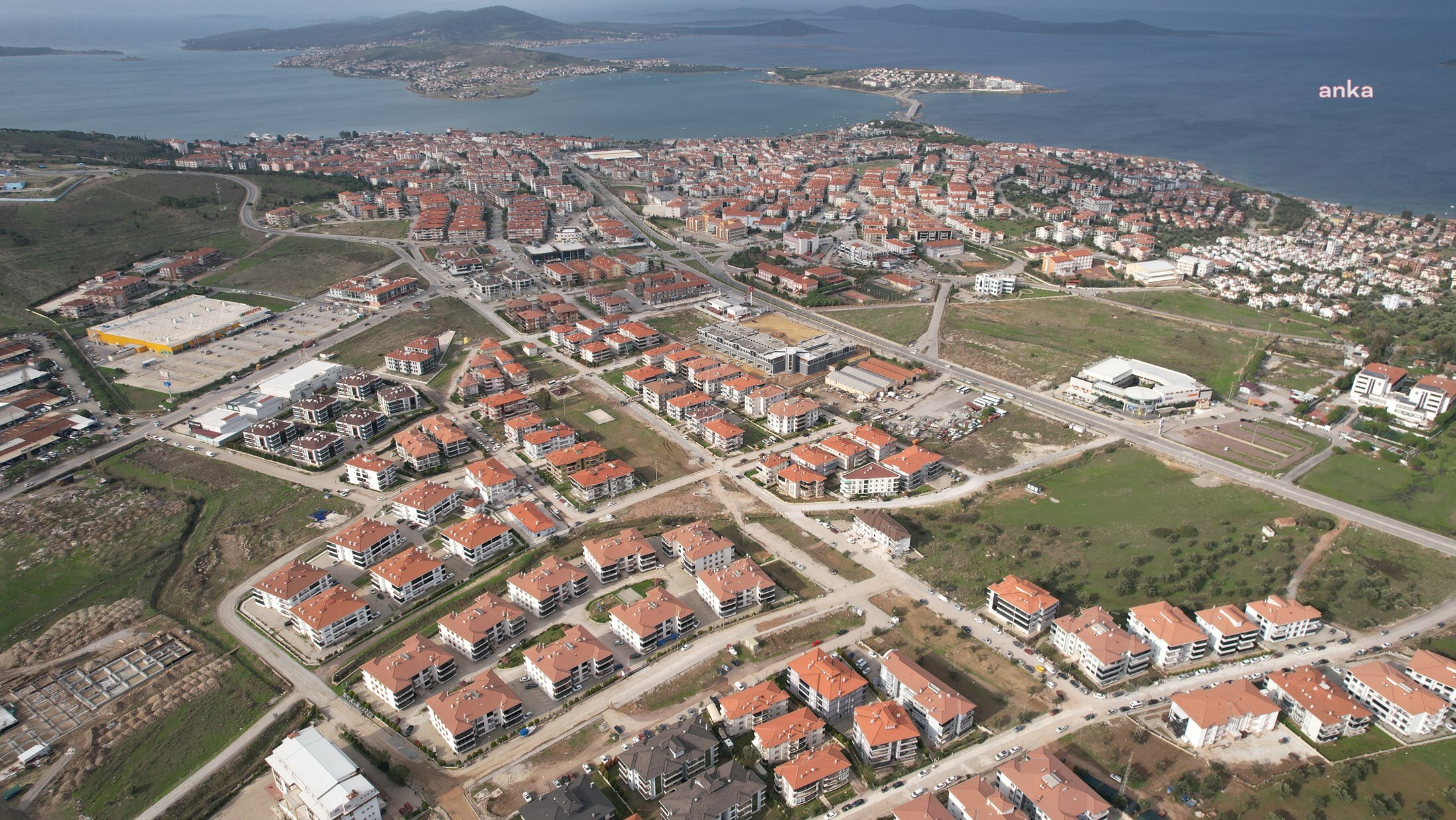 AYVALIK’TA DOĞAL GAZ ÇALIŞMALARININ YOLLARDA OLUŞTURDUĞU TAHRİBAT ONARILIYOR