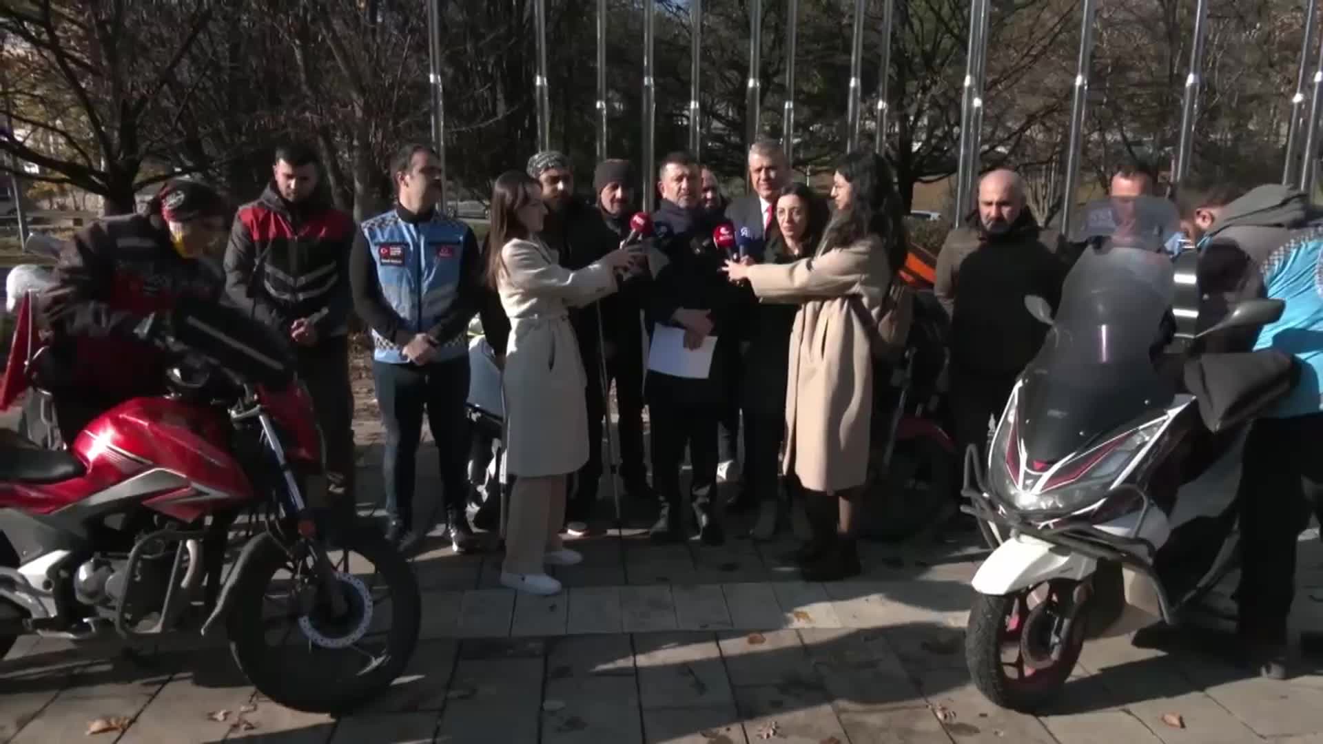 VELİ AĞBABA, MOTOKURYELERLE TBMM ÖNÜNDE AÇIKLAMA YAPTI: “TÜRKİYE, KENDİ YURTTAŞINA GÖSTERMEDİĞİ ŞEFKATİ YABANCI BİR ÜLKENİN CUMHURBAŞKANI’NIN EVLADINA GÖSTERMEKTEDİR”