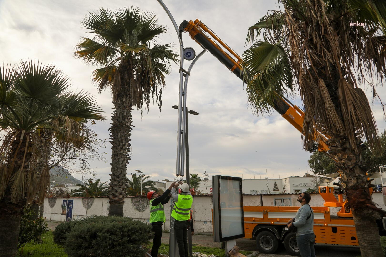 BODRUM BELEDİYESİ'NDEN TURGUTREİS MAHALLESİ’NDE AYDINLATMA ÇALIŞMASI