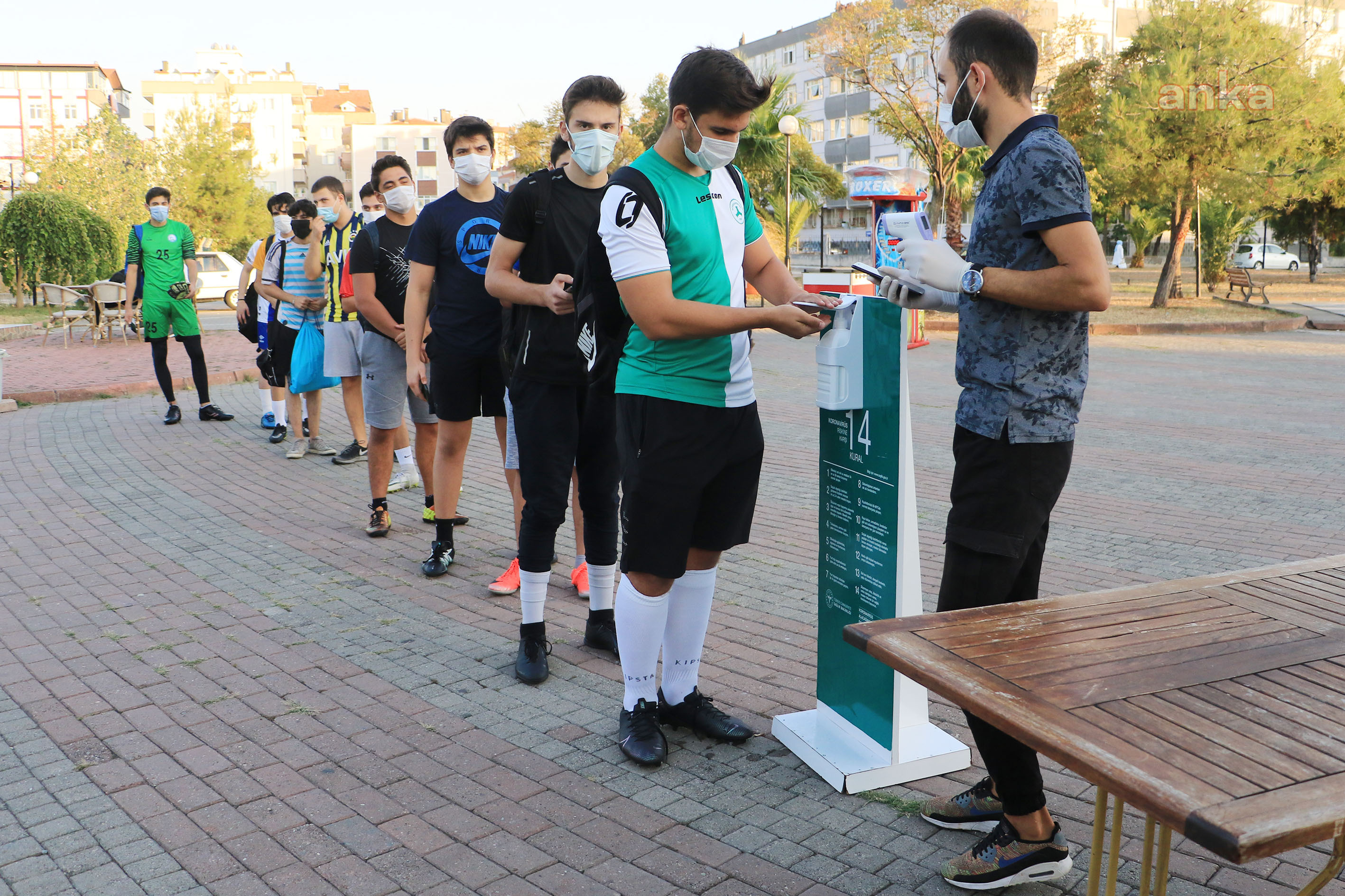 ATAKUM BELEDİYESİ'NİN HALI SAHALARINDA KONTROLLÜ SPOR DÖNEMİ