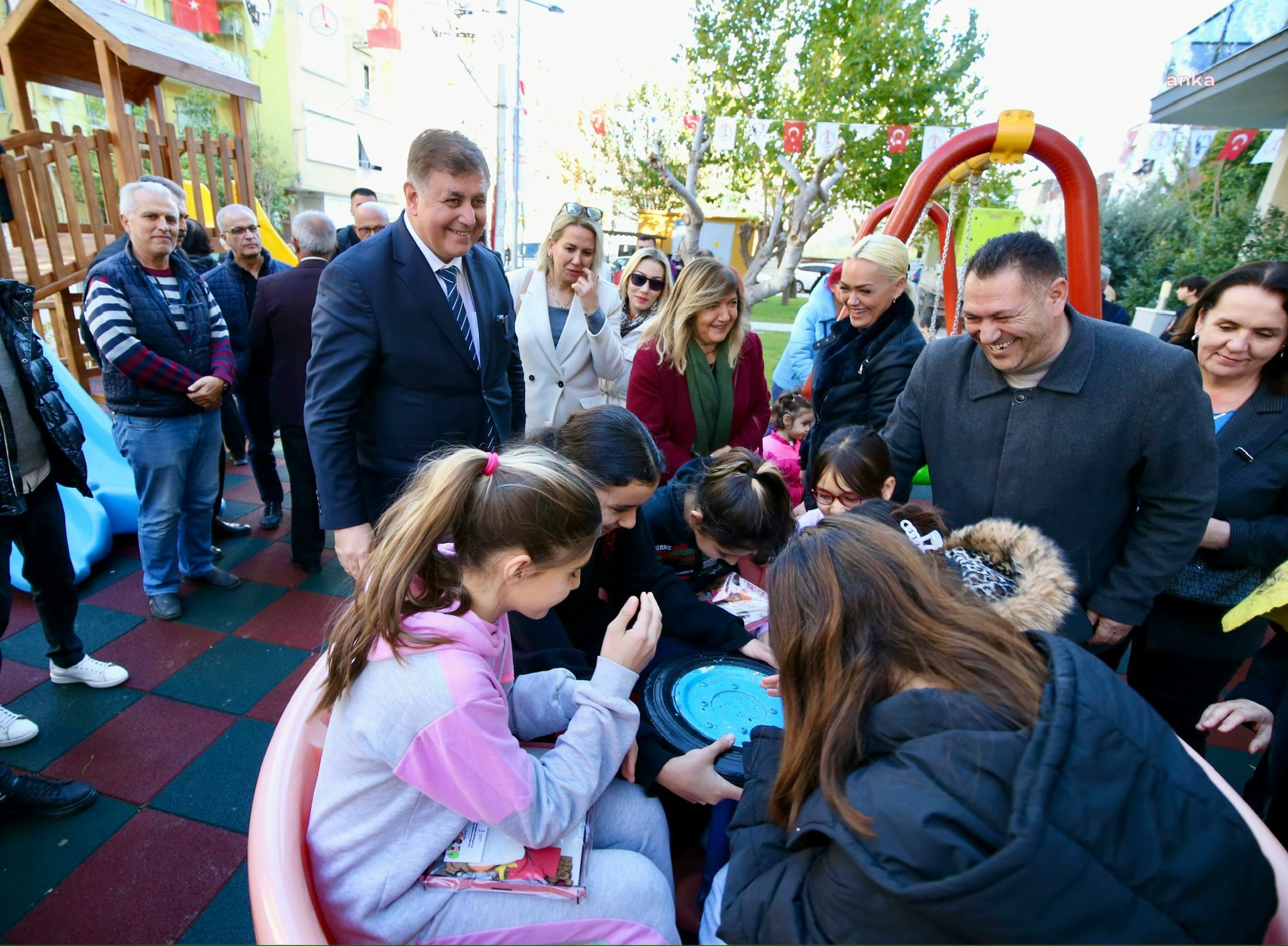 KARŞIYAKA'DA PARK SAYISI 394'E YÜKSELDİ