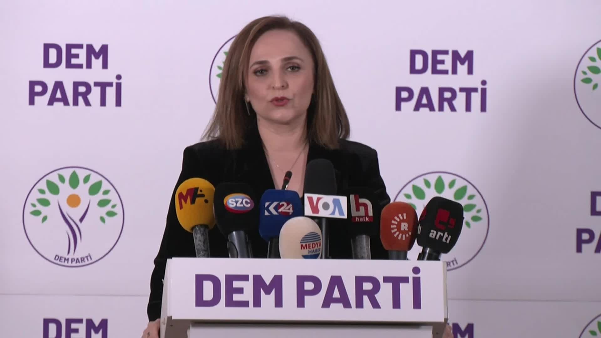 DEM PARTİ, SEÇİME KENDİ ADAYLARIYLA GİRECEĞİ 27 İLÇEYİ AÇIKLADI... AYŞEGÜL DOĞAN: “BİZDEN ZORLA ALINANI GERİ ALACAĞIZ, KAYYUM REJİMİNİ SANDIKLARA GÖMECEĞİZ”