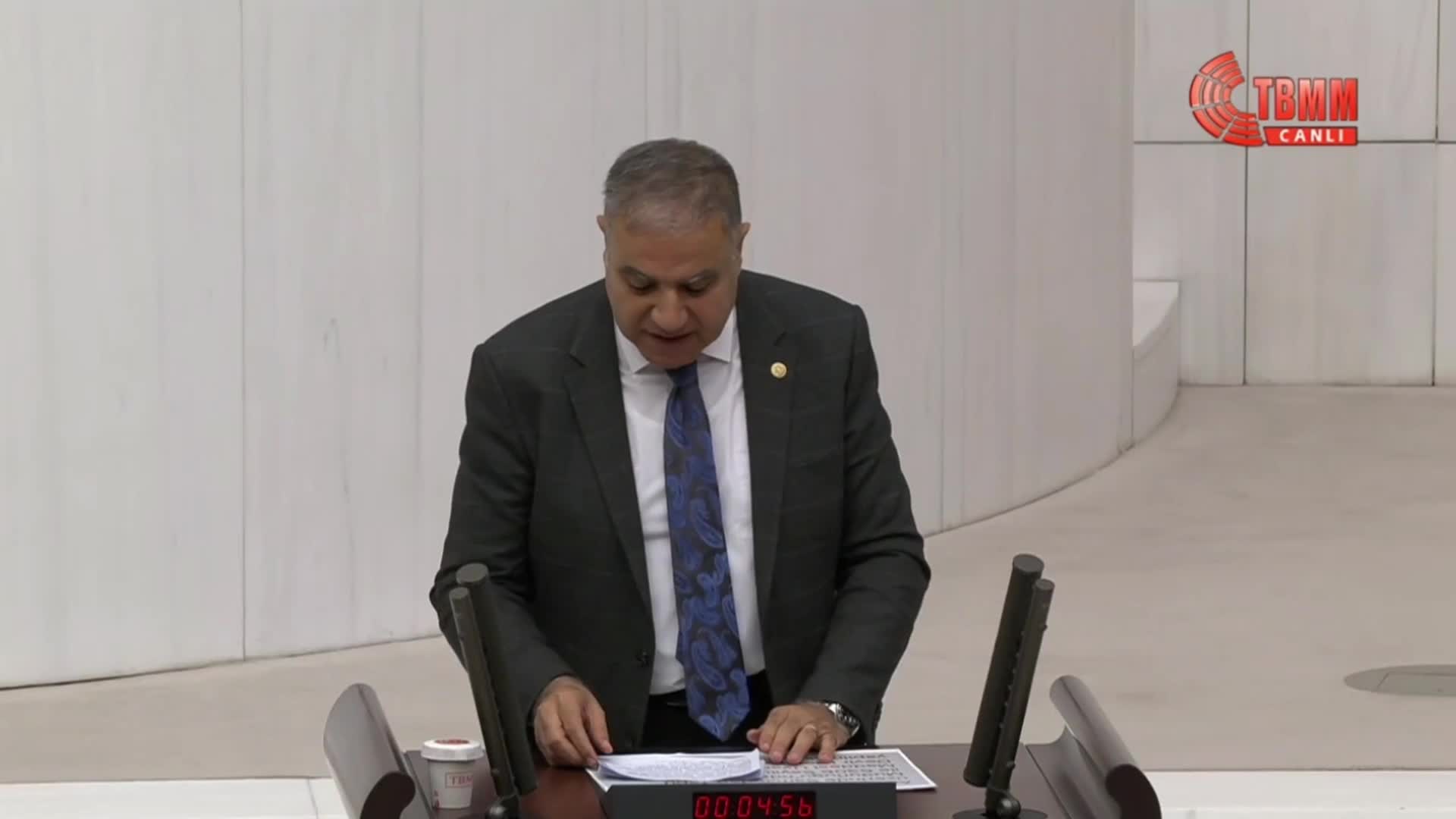 MEHMET GÜZELMANSUR: “KENTSEL DÖNÜŞÜM BAŞKANLIĞI MI, YOKSA KENTSEL EZİYET BAŞKANLIĞI MI? AİLESİNİ, MAHALLESİNİ, DEPREMDE KAYBETMİŞ İNSANLAR, TELEFONLARINA GELEN ŞÖYLE BİR MESAJLA, MALININ HAZİNE’YE DEVREDİLDİĞİNİ GÖRÜYOR”