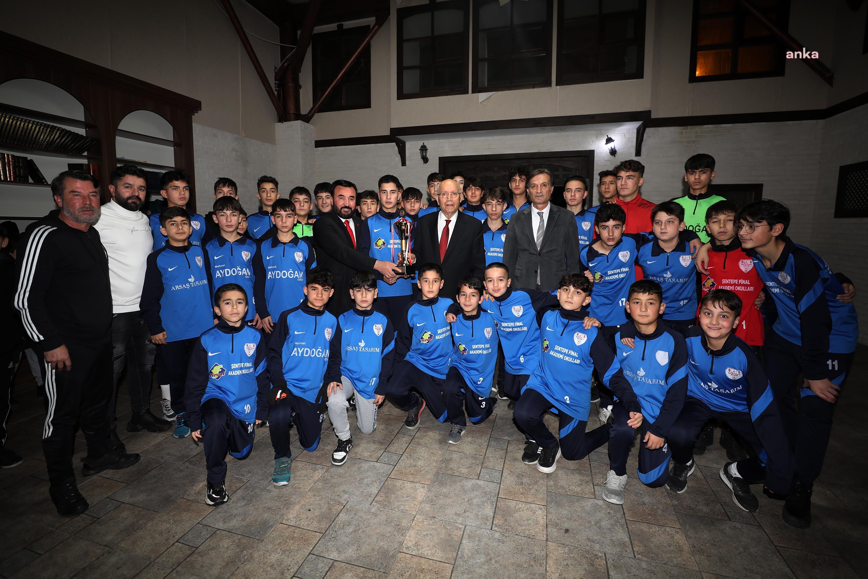 YENİMAHALLE BELEDİYE BAŞKANI YAŞAR, KUPAYI ÇOCUKLARLA KALDIRDI