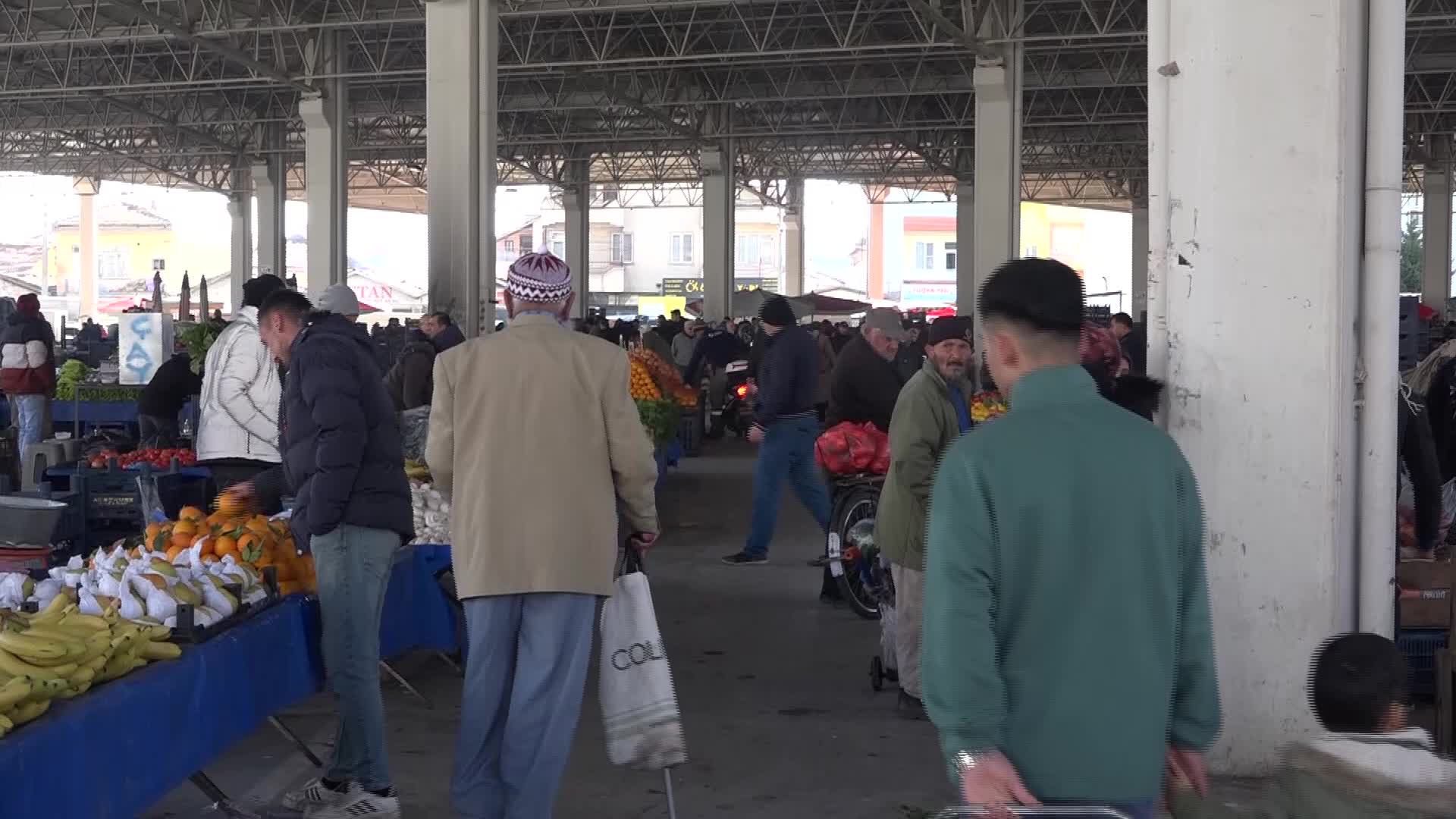 AKSARAY'DA PAZARA ALIŞVERİŞE GİDEN VATANDAŞ: "BİR ŞEY ALMADIK Kİ... BİR ŞEY ALSAK 500 LİRA DA YETMEZ"