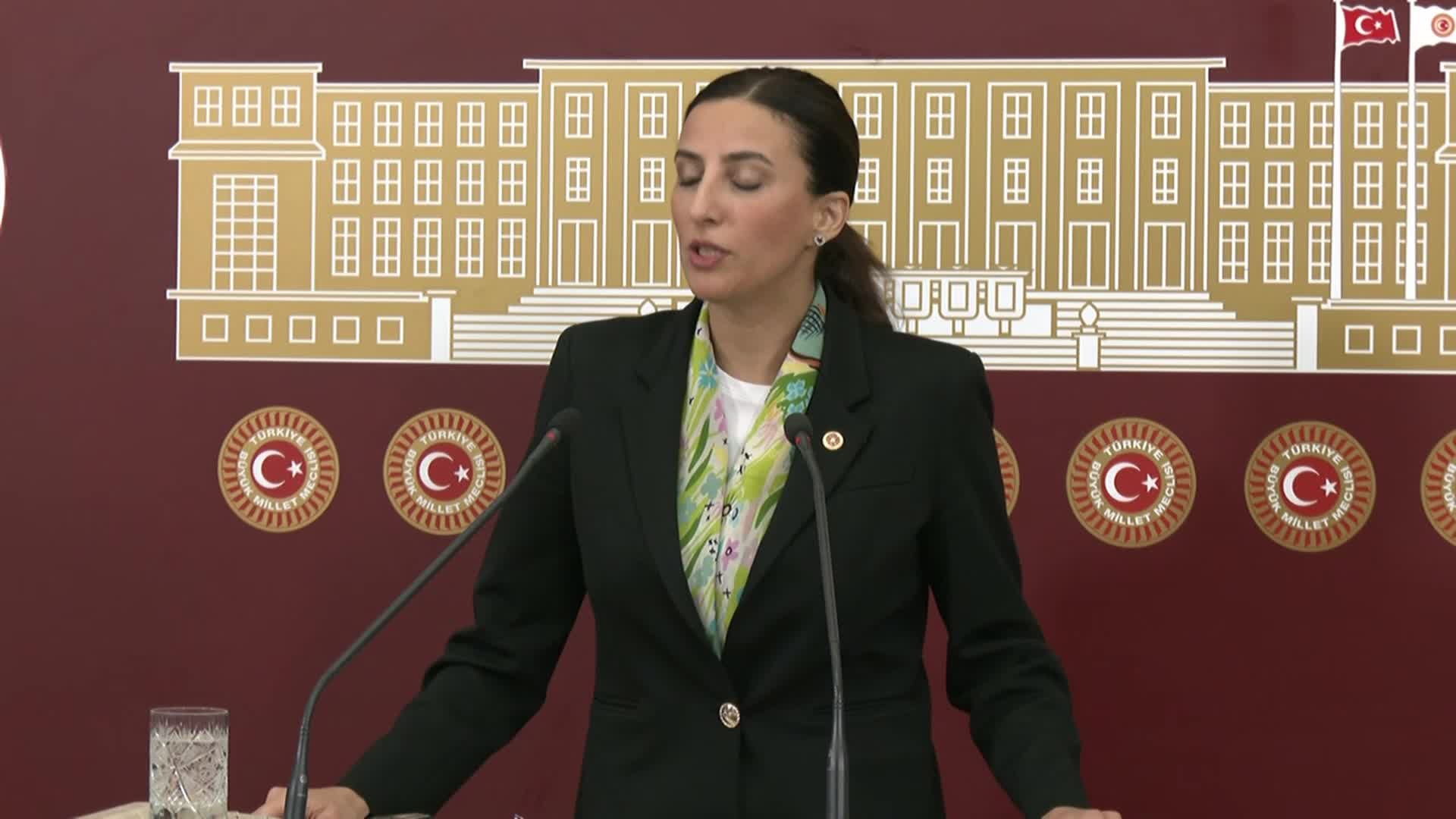 EVRİM RIZVANOĞLU, “KALICI YAZ SAATİ UYGULAMASINDAN VAZGEÇMEYEN” İKTİDARA SARI KART GÖSTERDİ: “SİZİN YAPTIĞINIZA KURU İNAT DENİR”
