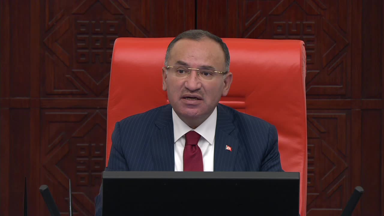 TBMM BÜTÇE GÖRÜŞMELERİ... ABDURRAHMAN TUTDERE: "2002 YILINDA 'BİZ 3Y İLE MÜCADELE EDECEĞİZ' DİYE GELDİLER, YETMEDİ YANINA YANDAŞLARI DA KOYDULAR, 4Y İLE BOĞUŞUYOR ÜLKEMİZ"
