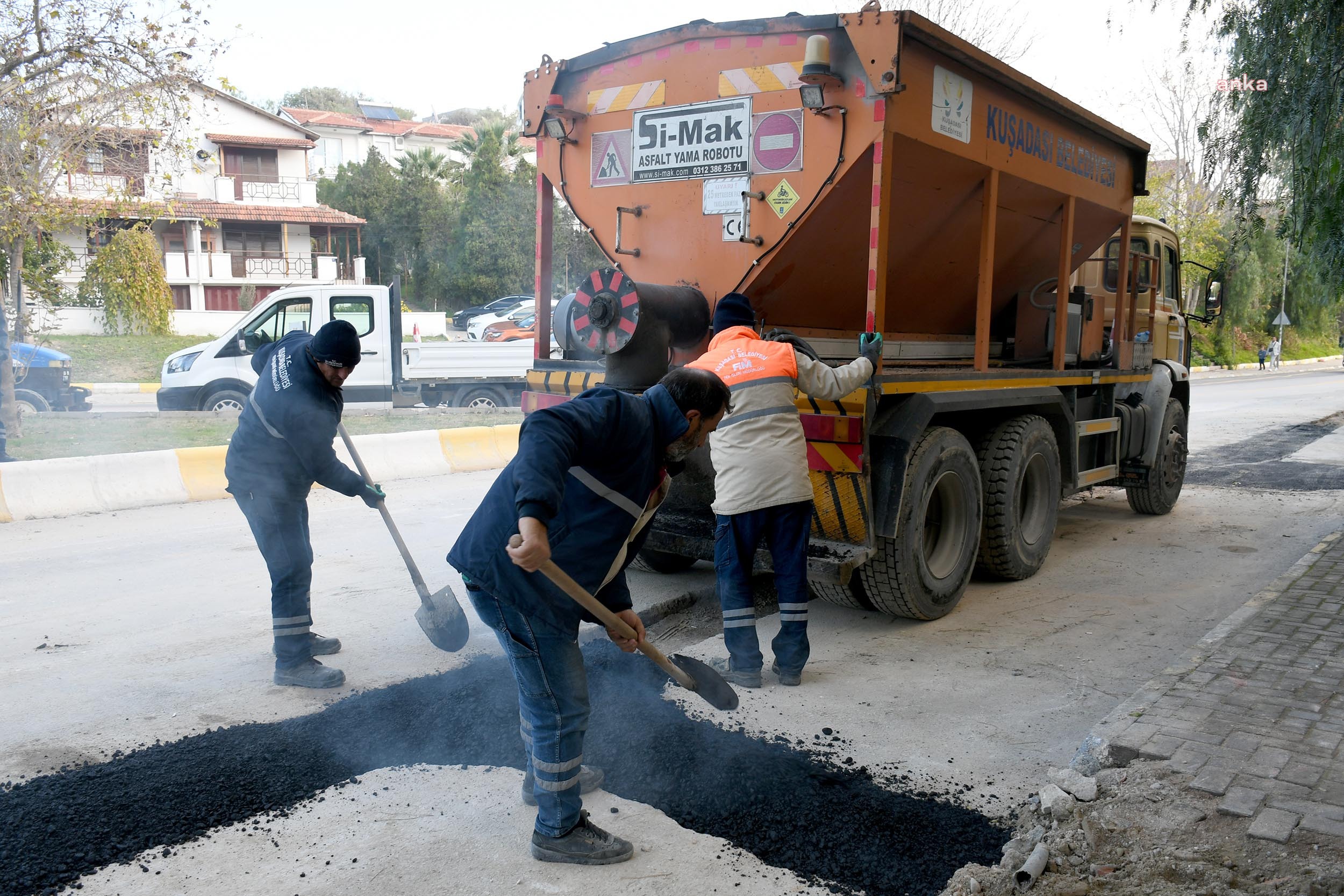 KUŞADASI BELEDİYESİ KENTTE ONARIM ÇALIŞMALARINA DEVAM EDİYOR