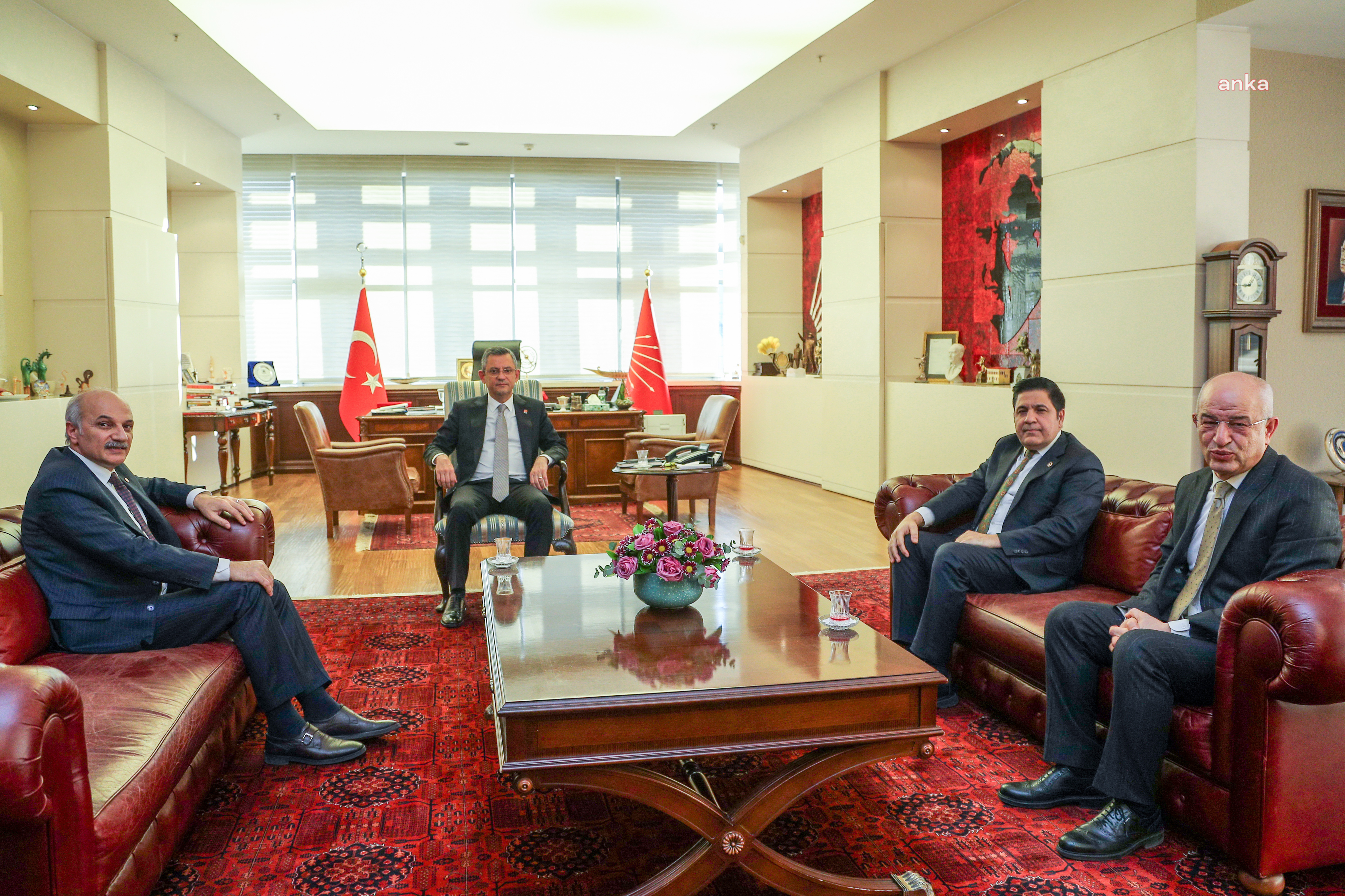 SAADET PARTİSİ HEYETİNDEN ÖZGÜR ÖZEL'E TEŞEKKÜR ZİYARETİ