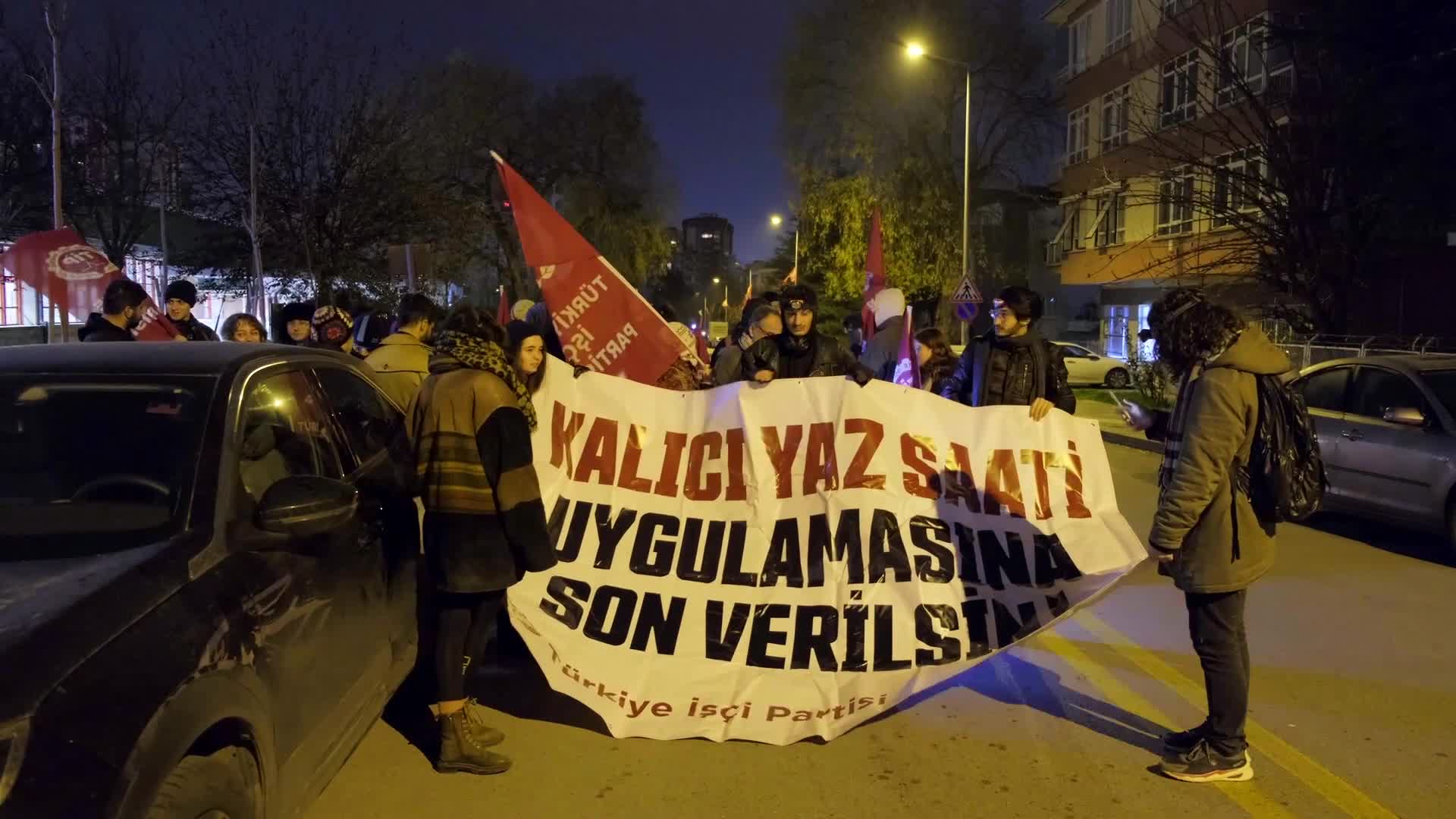 TİP ANKARA İL ÖRGÜTÜ, "TAYYİP'İN DAMADI GÜNEŞİ ÇALDI" DİYEREK KALICI YAZ SAATİ UYGULAMASINI PROTESTO ETTİ