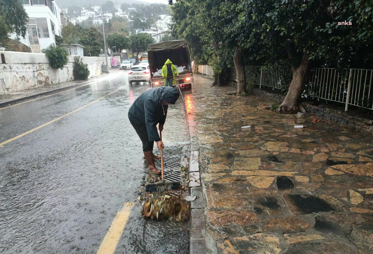 BODRUM BELEDİYESİ EKİPLERİ YAĞMUR MESAİSİNDE