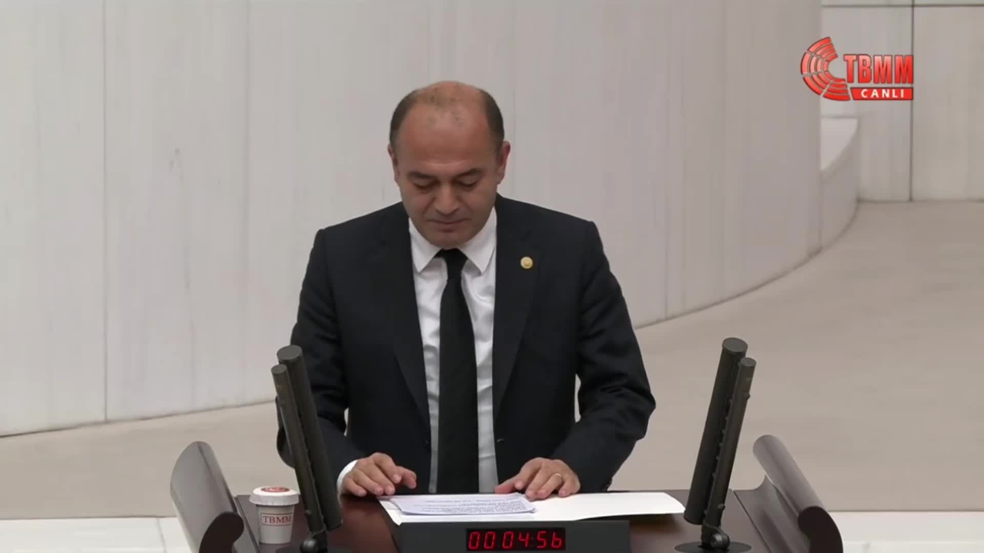 ÖZGÜR KARABAT: “PASİFİZE EDİLMİŞ BİR SAYIŞTAY İLE KARŞI KARŞIYAYIZ… ÇEVRE, ŞEHİRCİLİK VE İKLİM DEĞİŞİKLİĞİ BAKANLIĞI’NIN KAYIP 67 BİN 828 KONUTUNUN NEREDE OLDUĞUNUN PEŞİNE DÜŞTÜ MÜ SAYIŞTAY?”