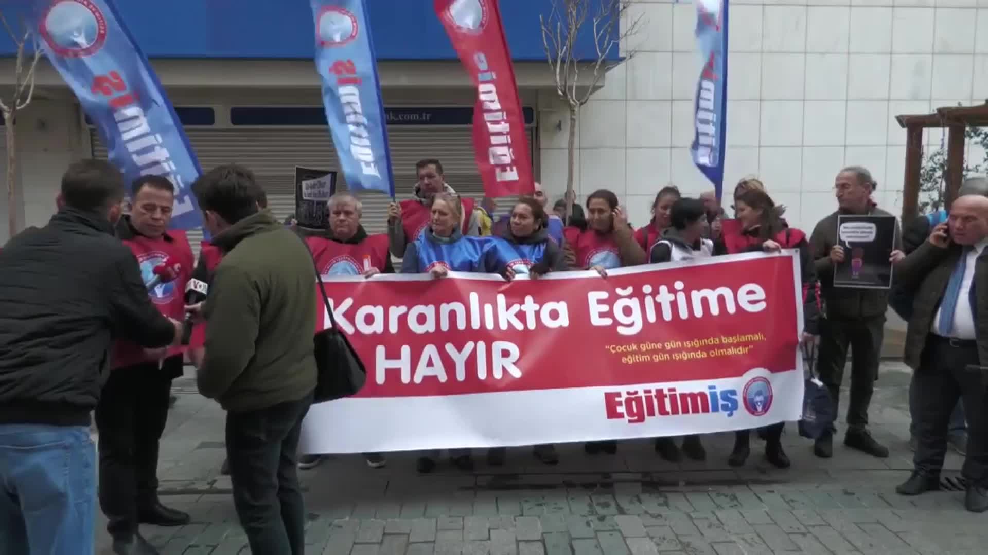 İZMİR'DE ÖĞRETMENLERDEN “YAZ SAATİ” PROTESTOSU
