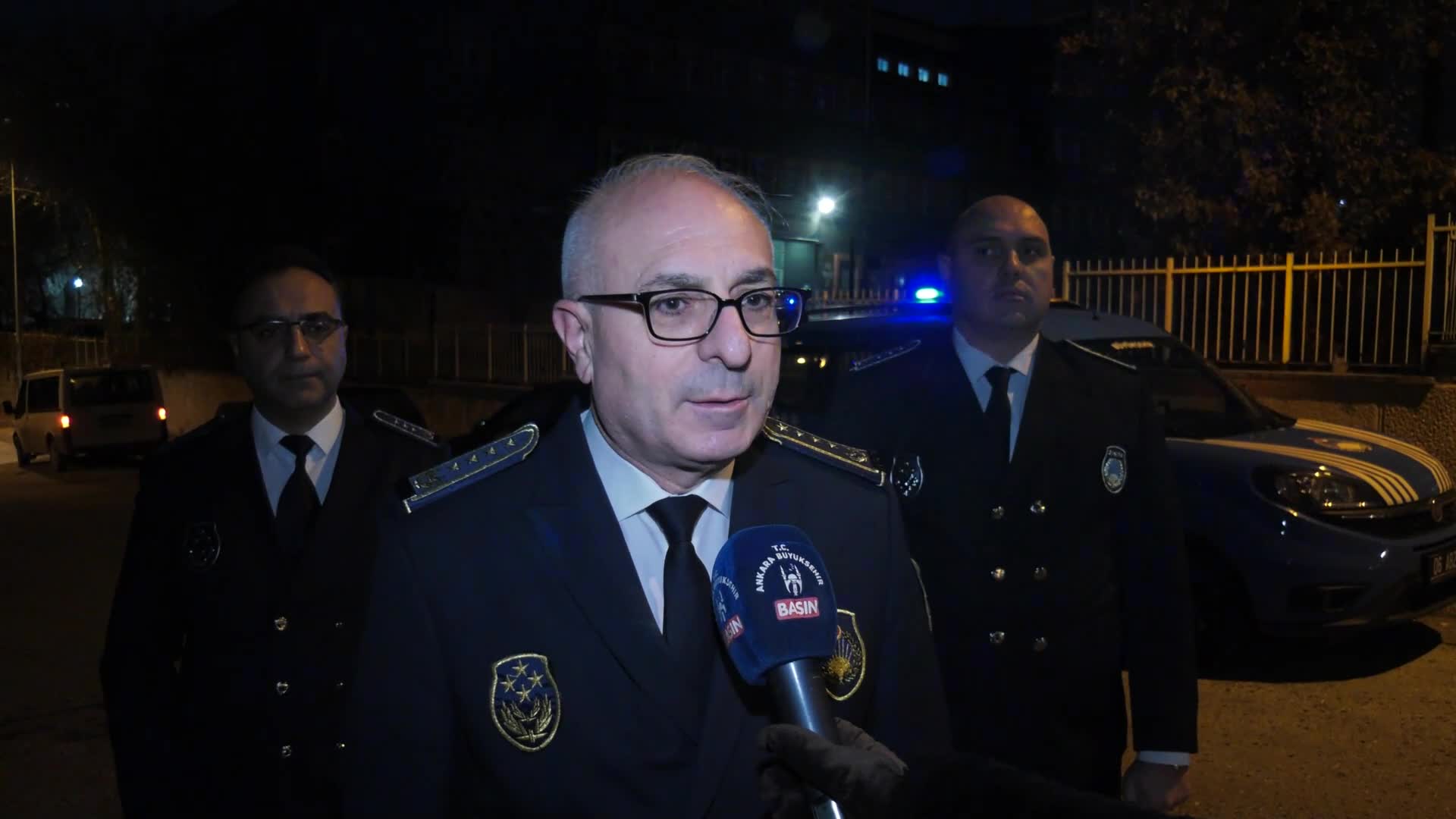 ANKARA BÜYÜKŞEHİR BELEDİYESİ'NDEN ÖĞRENCİLERE REFLEKTÖRLÜ ÇIKARTMA VE KOL BANDI