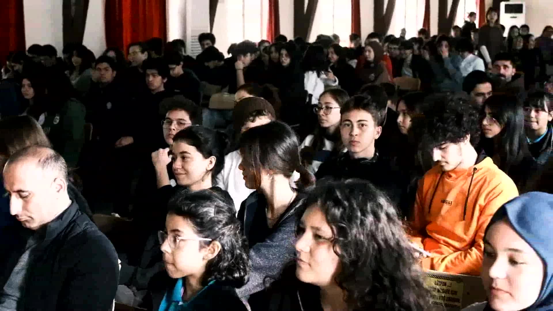 ÜNLÜ PİYANİST GÜLSİN ONAY, LİSE ÖĞRENCİLERİYLE BULUŞTU