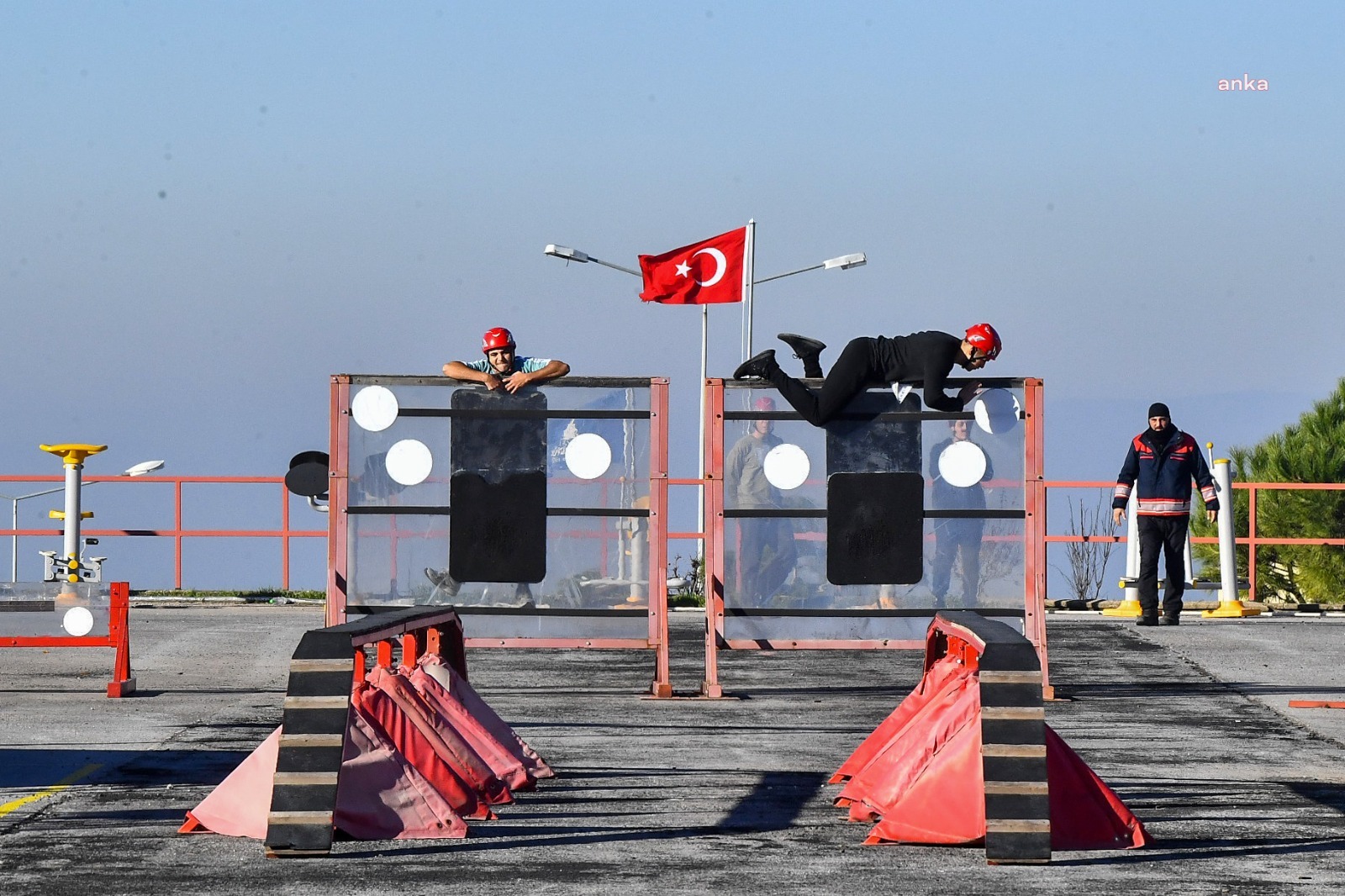 İZMİR İTFAİYESİ’NE GİRMEK İÇİN TER DÖKTÜLER