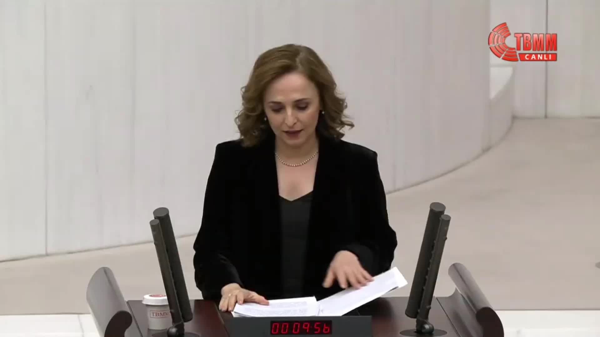 DEM PARTİ SÖZCÜSÜ AYŞEGÜL DOĞAN: “BÜTÜN BASIN KARTLARININ KONTROLÜ İLETİŞİM BAŞKANLIĞI’NDA, ADALET BAKANI HAKLI. İLETİŞİM BAŞKANLIĞI’NIN UYGUN GÖRMEDİĞİ KİŞİLER, GAZETECİ SAYILMIYOR ARTIK BU ÜLKEDE”