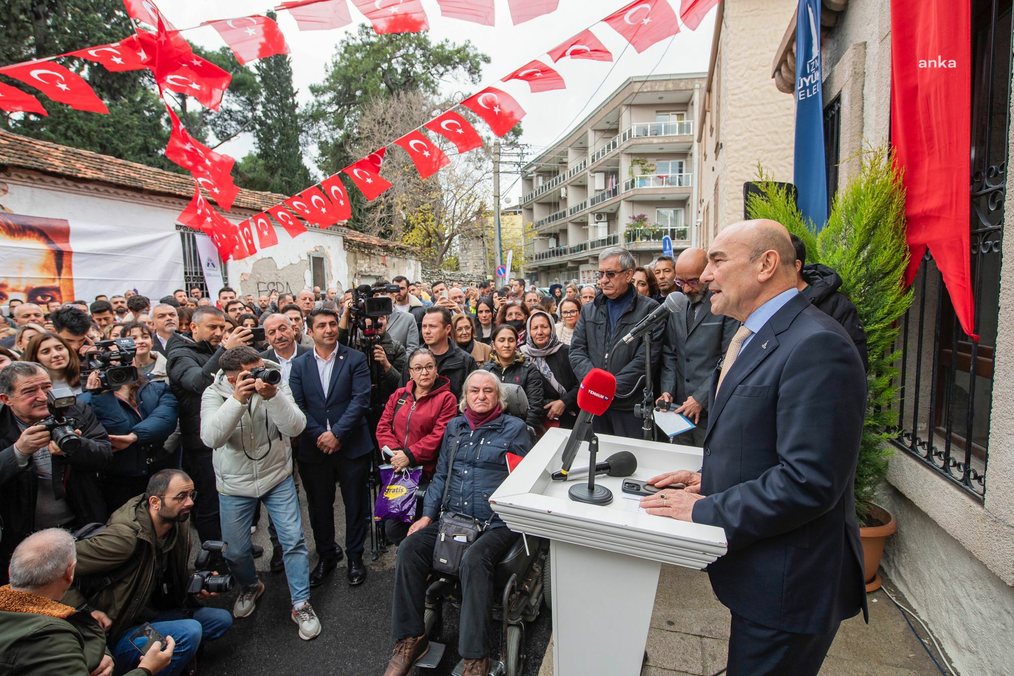 İZMİR’İN 24 SAAT YAŞAYAN 100. YIL KİTAP KAFE VE KÜTÜPHANESİ AÇILDI