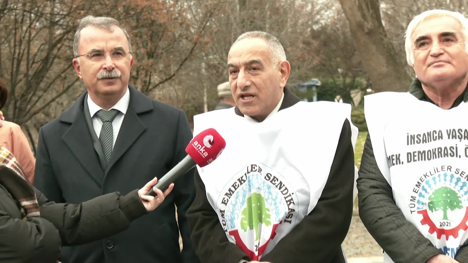 2021 TÜM EMEKLİLER SENDİKASI, MECLİS ÖNÜNDE 2024 BÜTÇESİNİ PROTESTO ETTİ: “EMEKLİ OLDUKTAN SONRA İŞ ARAMAK VE ÇALIŞMAK İSTEMİYORUZ"