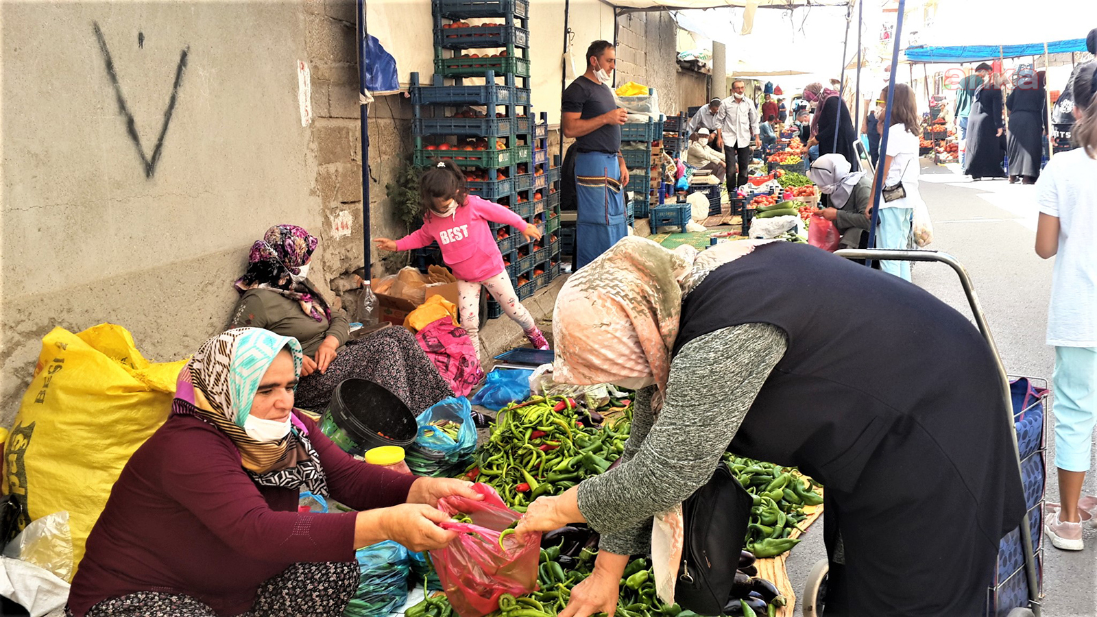 SEYDİŞEHİRLİ KADINLAR KÖYDE ÜRETİP, PAZARDA SATIYOR
