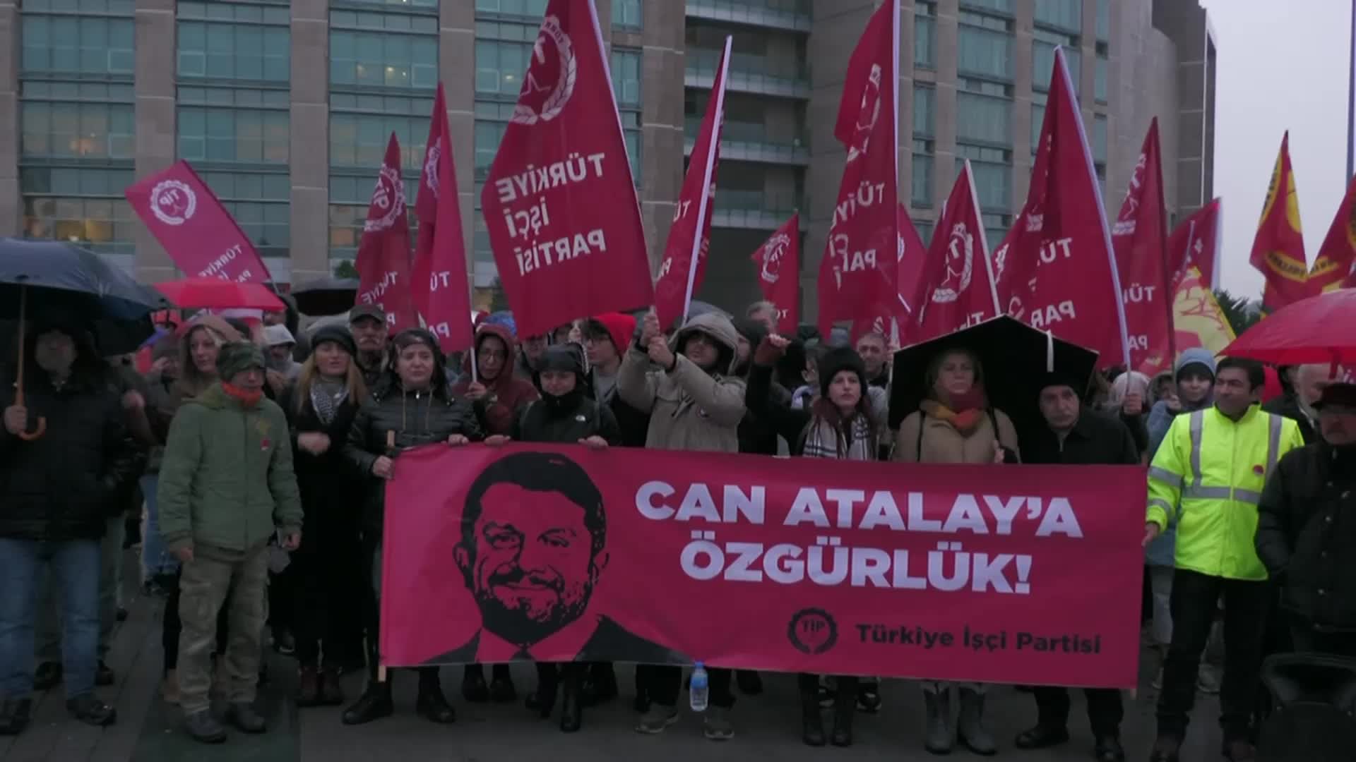 CAN ATALAY İÇİN BEKLEYİŞ SÜRÜYOR...TİP PARTİ MECLİSİ ÜYESİ AVUKAT ÖZGÜR URFA: "13. AĞIR CEZA MAHKEMESİ BAŞKANI ASLINDA BUGÜN ADLİYEYE HİÇ GELMEMİŞ"