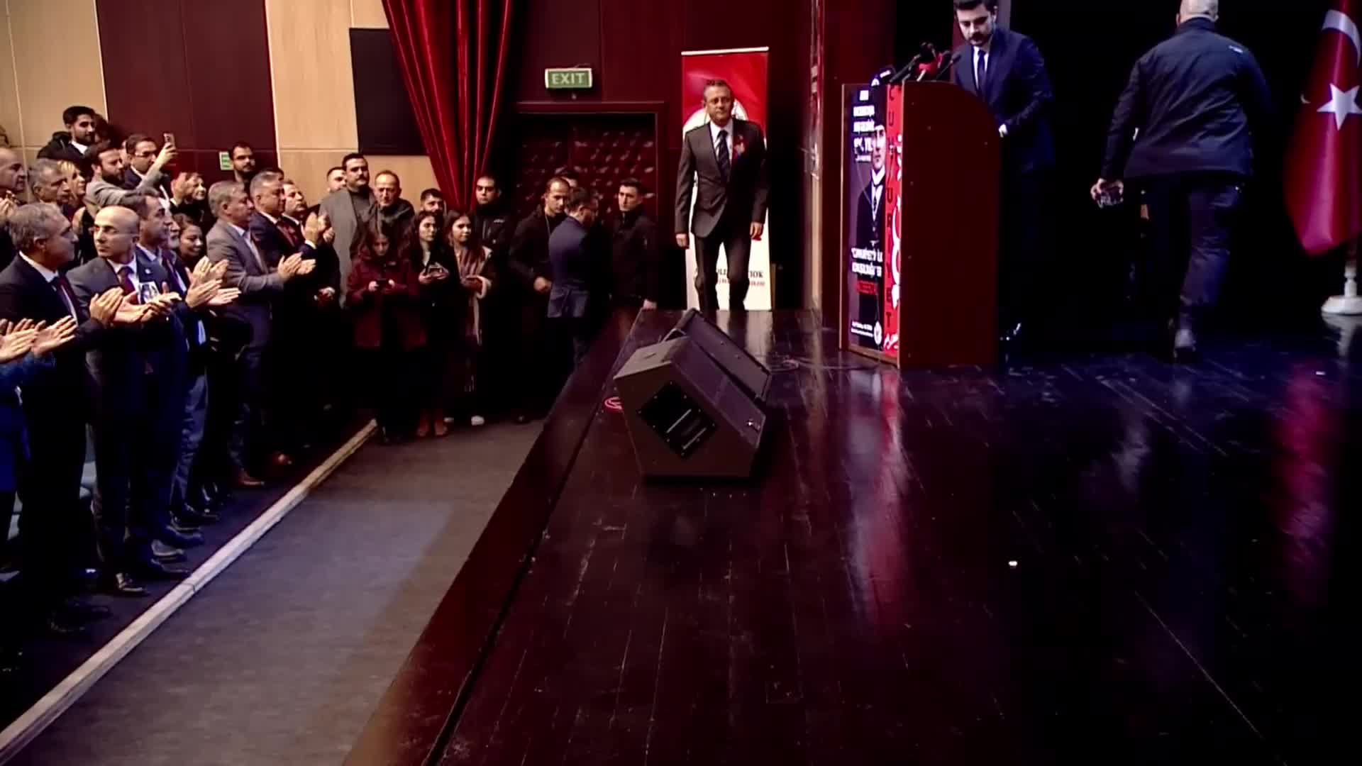 ÖZGÜR ÖZEL, HACIBEKTAŞ’TA: “BU ÜLKENİN KIRGINLIKLARI, KAVGALARI, TARTIŞMALARI GÖZYAŞLARINI BİR KENARA BIRAKMASI, KUTUPLAŞTIRMAYA ÇALIŞANLARA İNAT KUCAKLAŞMASI, BUNDAN SONRA BİR VE BERABER OLMASI GEREKMEKTEDİR”