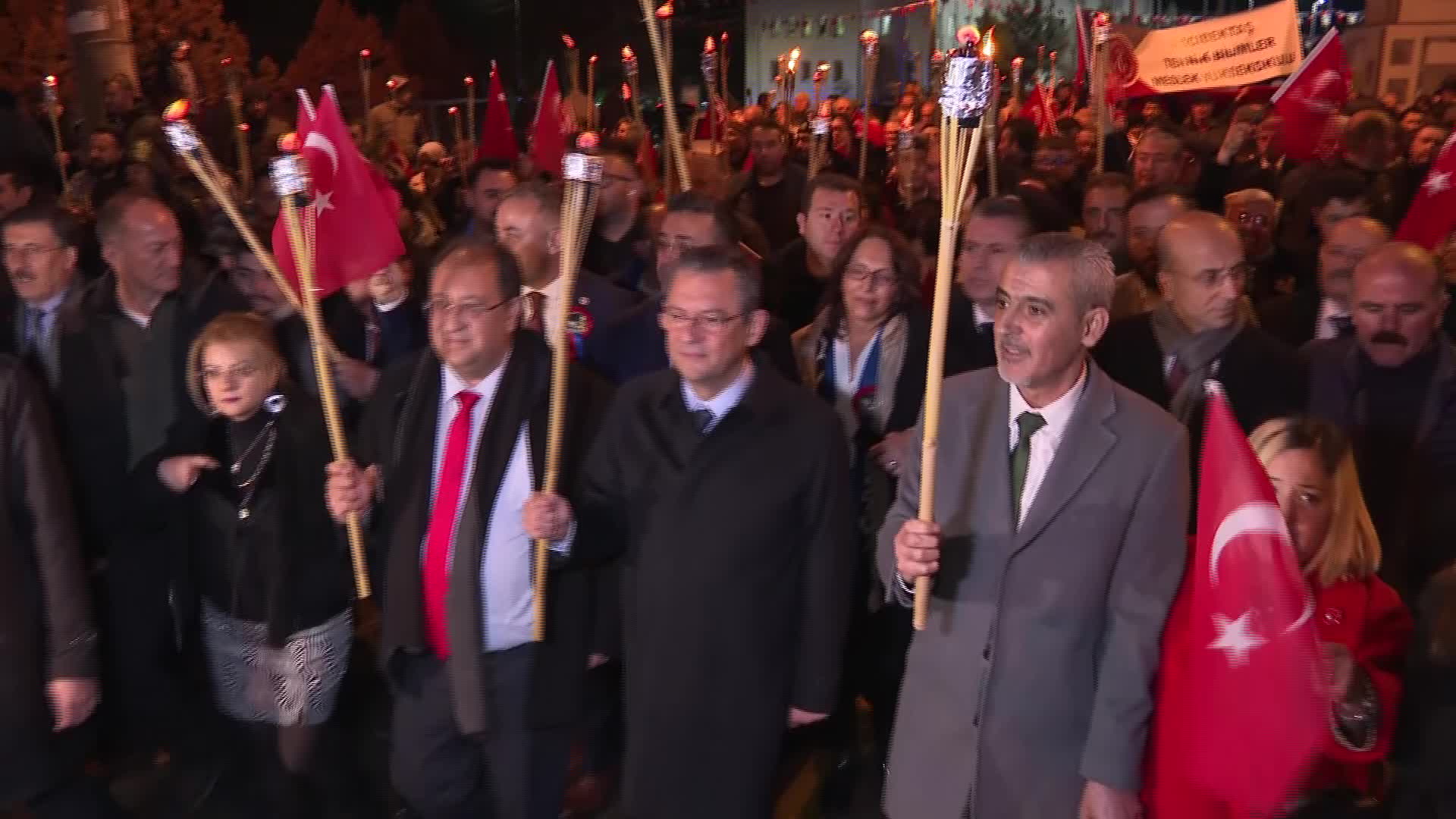 ÖZGÜR ÖZEL, HACIBEKTAŞ'TA MEŞALELİ YÜRÜYÜŞE KATILDI; ATATÜRK EVİ'Nİ ZİYARET ETTİ